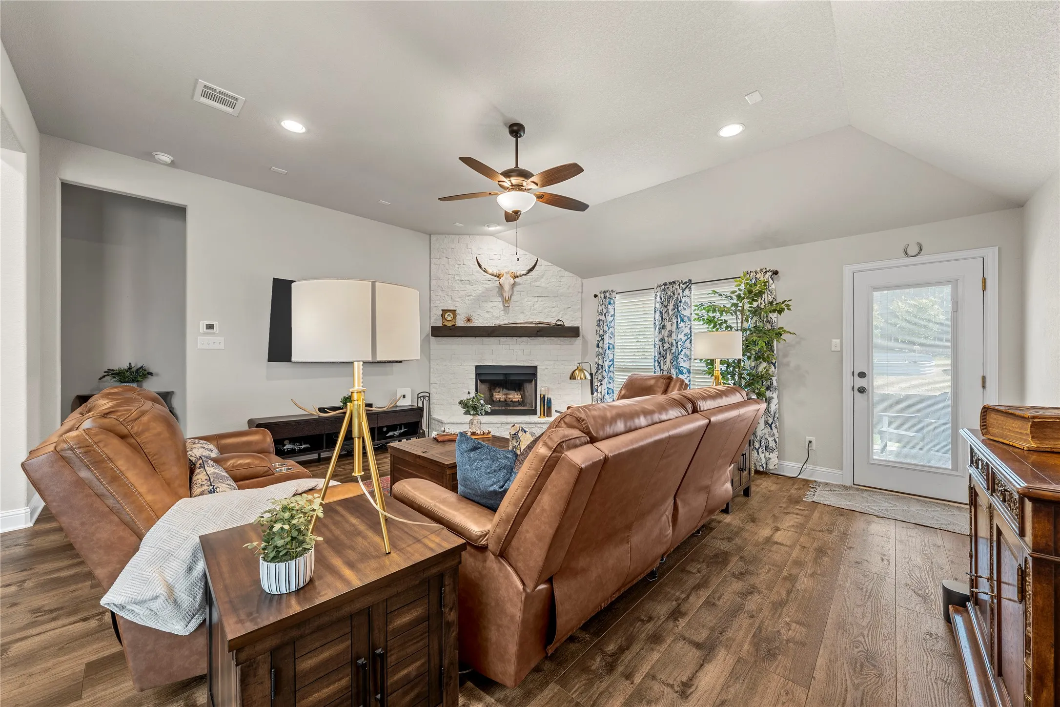 Single Family Residence For Sale in Mc Lennan County , 3140 Paint Horse, Robinson, Texas 76706, 3 Bedroom, 2 Bathroom, 2 Garage spaces, 1,710 Sqft, built in 2021, mls#21395147, Real Estate Agent in Robinson, Homes For Sale in Mc Lennan county, Homes For Sale in Robinson, Realtor in Robinson Texas, Real Estate Brokerage Independent Realty Texas, Luminita Cordes Realtor
