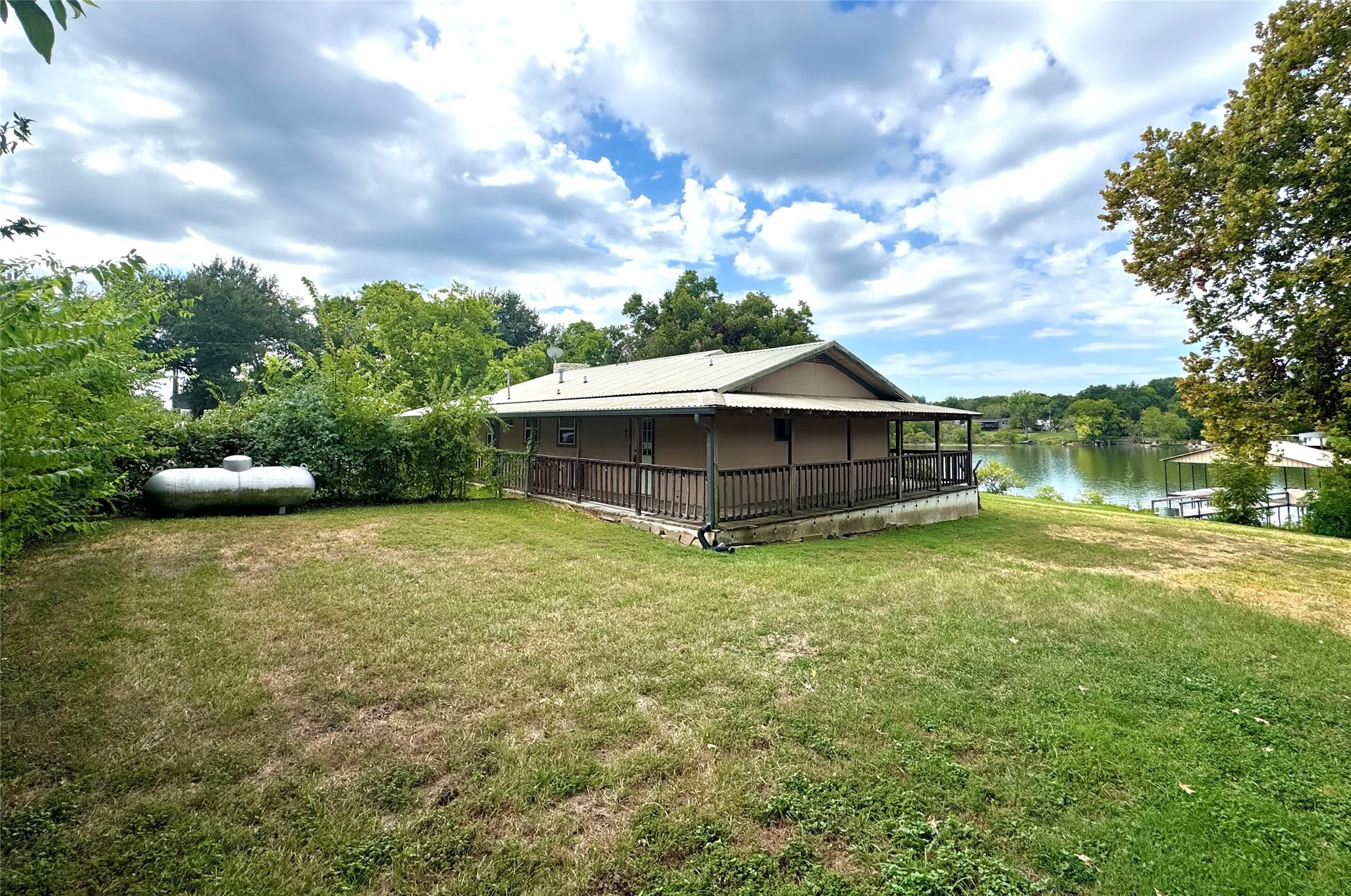 Single Family Residence For Sale in Hunt County , 10122 Ash Cove, Wills Point, Texas 75169, 2 Bedroom, 2 Bathroom, 2 Garage spaces, 1,104 Sqft, built in 1972, mls#21395259, Real Estate Agent in Wills Point, Homes For Sale in Hunt county, Homes For Sale in Wills Point, Realtor in Wills Point Texas, Real Estate Brokerage Independent Realty Texas, Luminita Cordes Realtor
