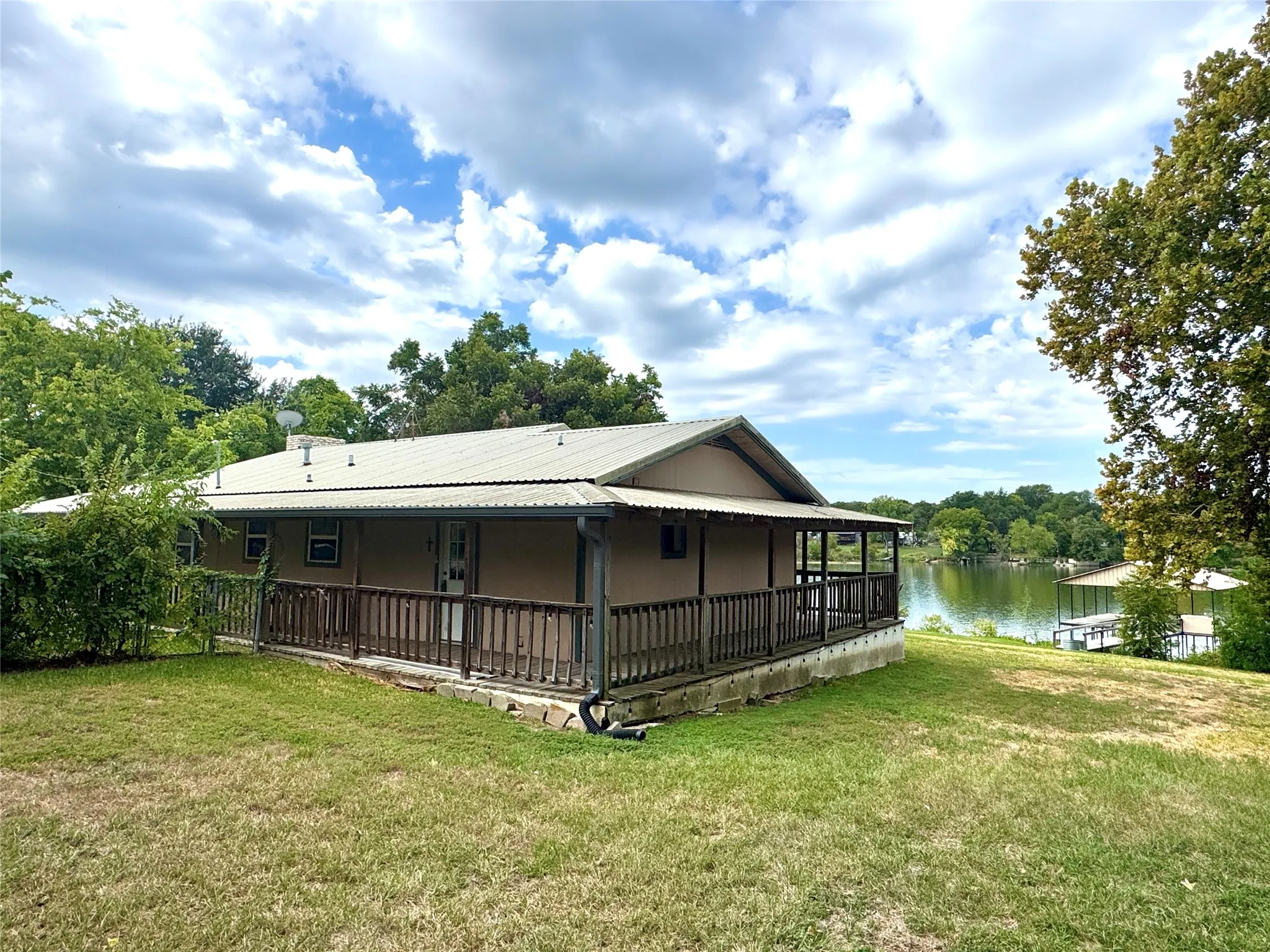 Single Family Residence For Sale in Hunt County , 10122 Ash Cove, Wills Point, Texas 75169, 2 Bedroom, 2 Bathroom, 2 Garage spaces, 1,104 Sqft, built in 1972, mls#21395259, Real Estate Agent in Wills Point, Homes For Sale in Hunt county, Homes For Sale in Wills Point, Realtor in Wills Point Texas, Real Estate Brokerage Independent Realty Texas, Luminita Cordes Realtor