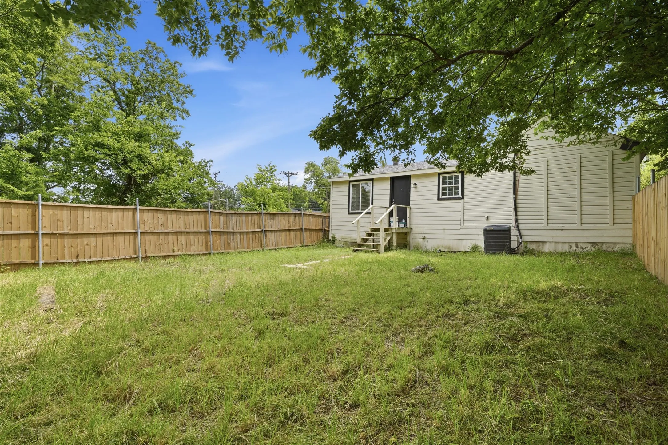 Single Family Residence For Rent in Hunt County , 1214 Jones Street, Greenville, Texas 75401, 3 Bedroom, 2 Bathroom, Garage spaces, 1,502 Sqft, built in 1976, mls#21395451, Real Estate Agent in Greenville, Homes For Rent in Hunt county, Homes For Rent in Greenville, Realtor in Greenville Texas, Real Estate Brokerage Independent Realty Texas, Luminita Cordes Realtor