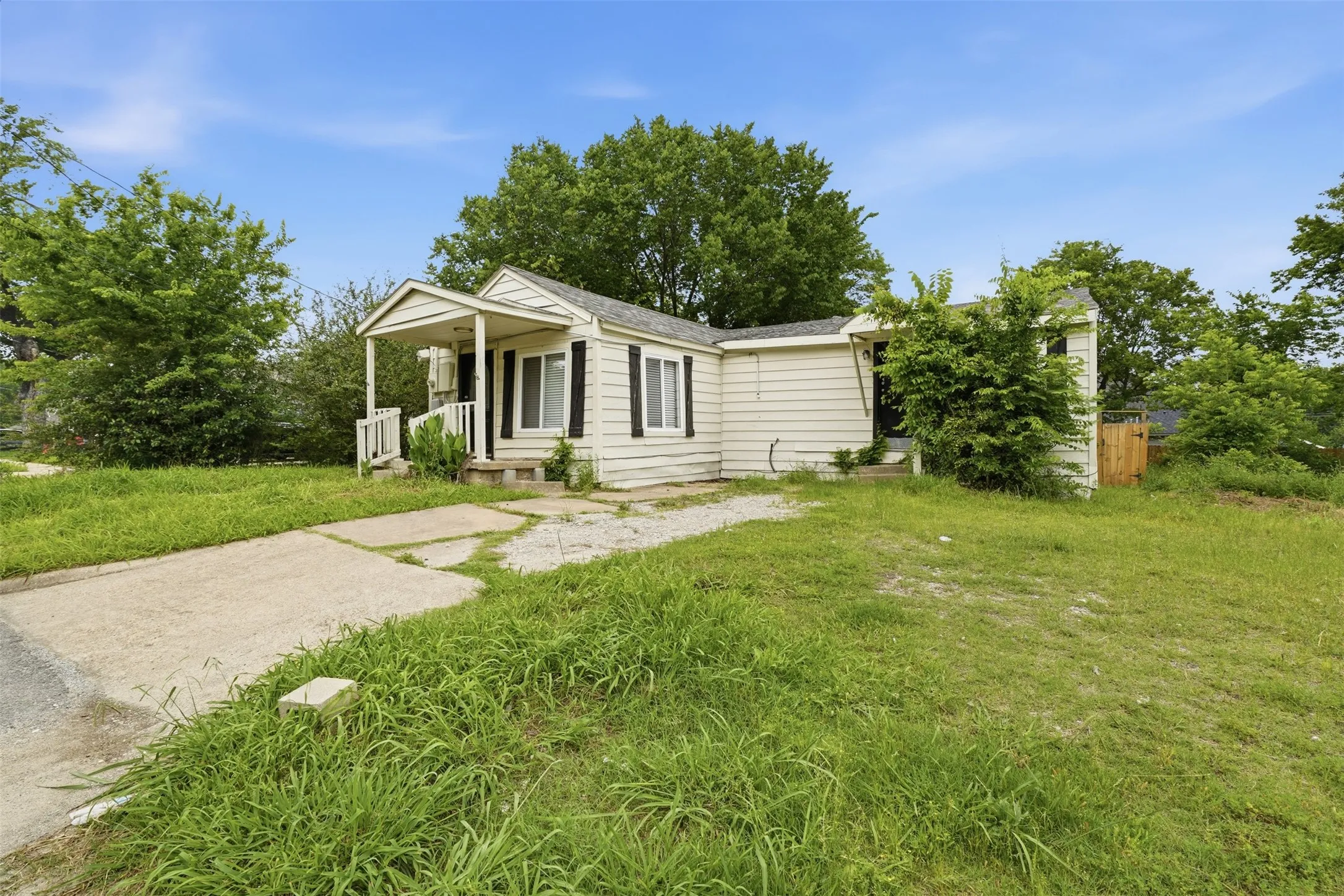 Single Family Residence For Rent in Hunt County , 1214 Jones Street, Greenville, Texas 75401, 3 Bedroom, 2 Bathroom, Garage spaces, 1,502 Sqft, built in 1976, mls#21395451, Real Estate Agent in Greenville, Homes For Rent in Hunt county, Homes For Rent in Greenville, Realtor in Greenville Texas, Real Estate Brokerage Independent Realty Texas, Luminita Cordes Realtor