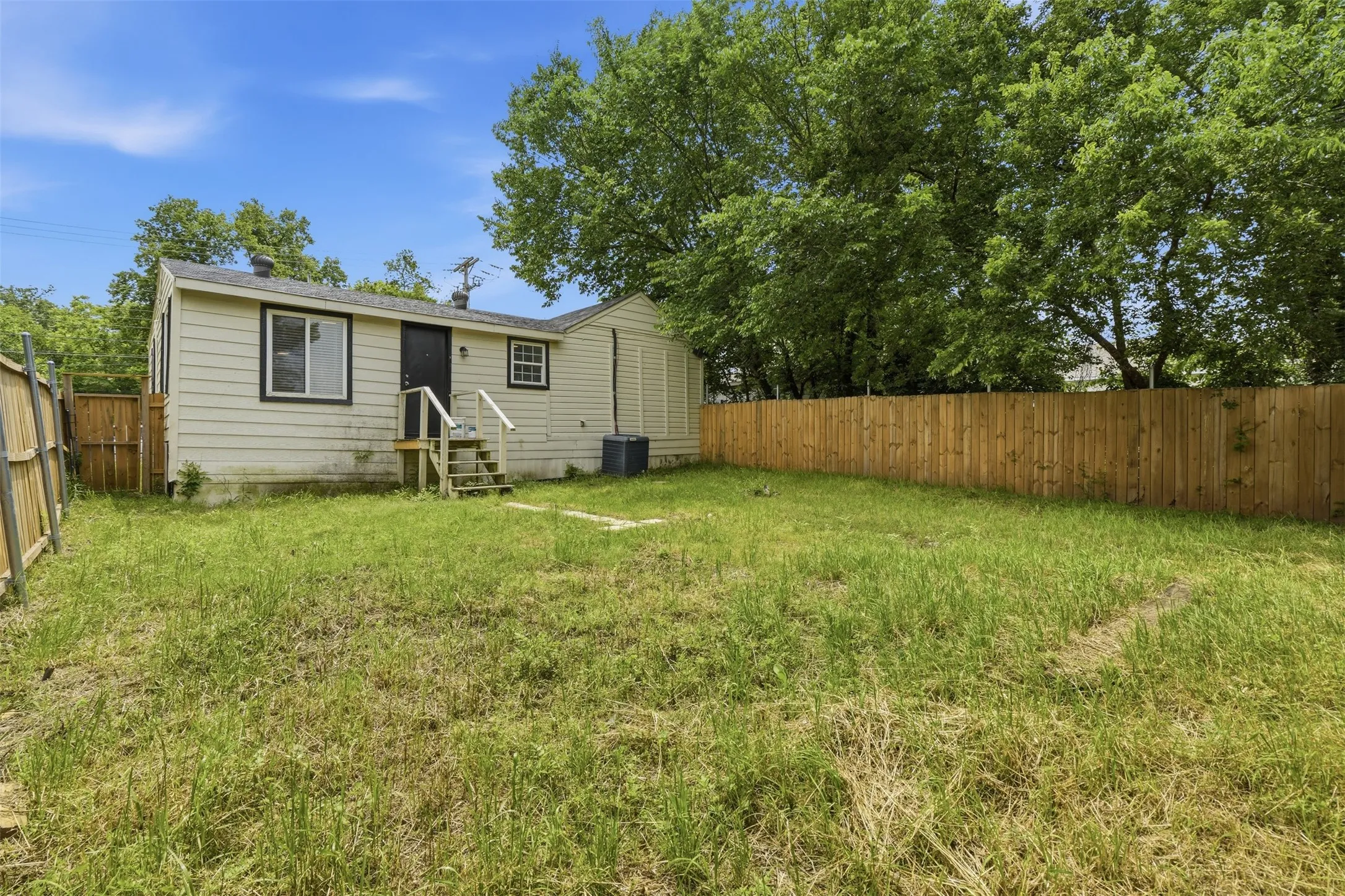 Single Family Residence For Rent in Hunt County , 1214 Jones Street, Greenville, Texas 75401, 3 Bedroom, 2 Bathroom, Garage spaces, 1,502 Sqft, built in 1976, mls#21395451, Real Estate Agent in Greenville, Homes For Rent in Hunt county, Homes For Rent in Greenville, Realtor in Greenville Texas, Real Estate Brokerage Independent Realty Texas, Luminita Cordes Realtor