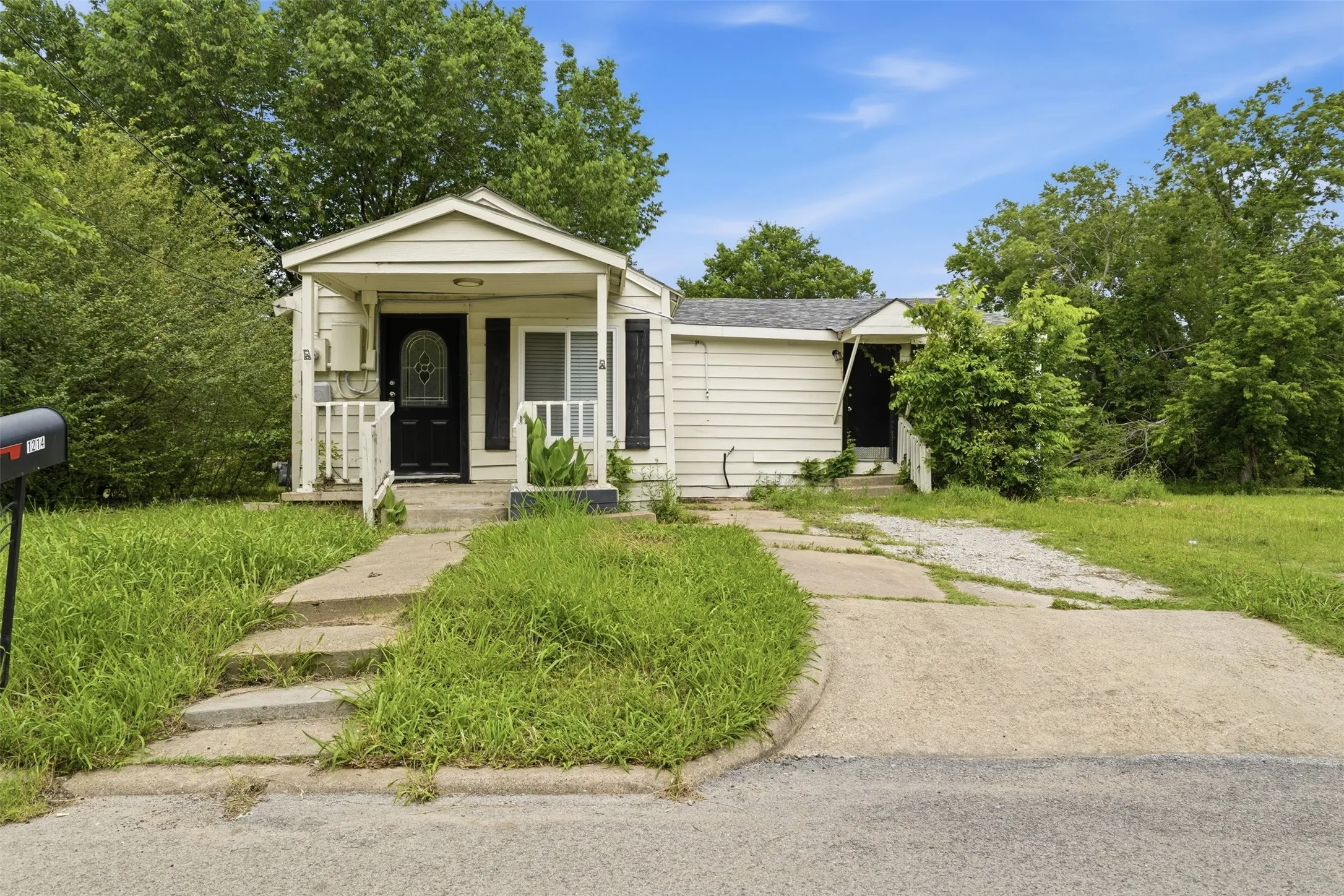 Single Family Residence For Rent in Hunt County , 1214 Jones Street, Greenville, Texas 75401, 3 Bedroom, 2 Bathroom, Garage spaces, 1,502 Sqft, built in 1976, mls#21395451, Real Estate Agent in Greenville, Homes For Rent in Hunt county, Homes For Rent in Greenville, Realtor in Greenville Texas, Real Estate Brokerage Independent Realty Texas, Luminita Cordes Realtor