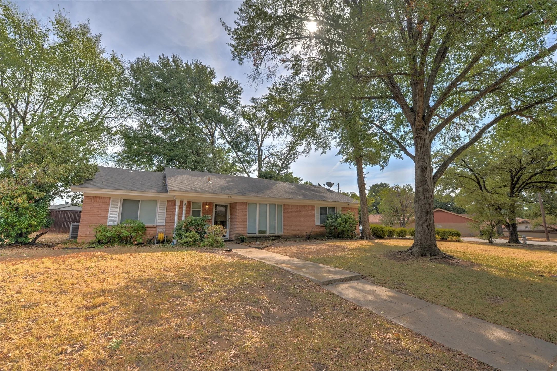 Single Family Residence For Rent in Tarrant County , 801 Canyon Ridge Drive, Euless, Texas 76040, 4 Bedroom, 2 Bathroom, 2 Garage spaces, 1,489 Sqft, built in 1964, mls#21395453, Real Estate Agent in Euless, Homes For Rent in Tarrant county, Homes For Rent in Euless, Realtor in Euless Texas, Real Estate Brokerage Independent Realty Texas, Luminita Cordes Realtor