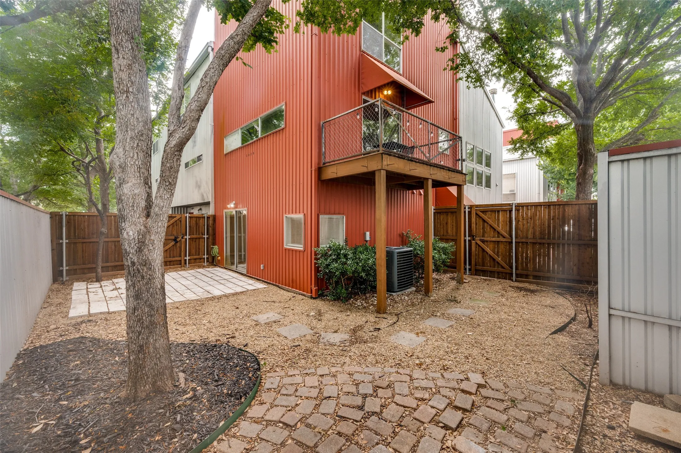 Townhouse For Rent in Dallas County , 3828 San Jacinto, Dallas, Texas 75182, 2 Bedroom, 2 Bathroom, 2 Garage spaces, 1,780 Sqft, built in 2003, mls#21395380, Real Estate Agent in Dallas, Homes For Rent in Dallas county, Homes For Rent in Dallas, Realtor in Dallas Texas, Real Estate Brokerage Independent Realty Texas, Luminita Cordes Realtor
