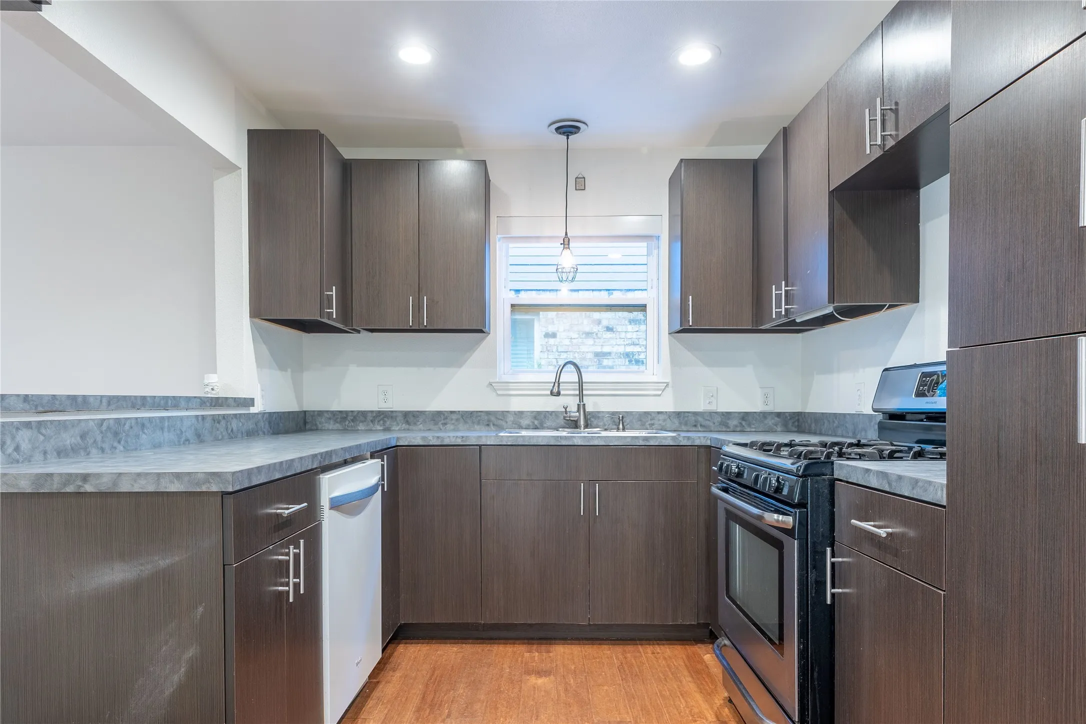 Single Family Residence For Sale in Dallas County , 726 W Canty Street, Dallas, Texas 75208, 2 Bedroom, 3 Bathroom, 2 Garage spaces, 1,557 Sqft, built in 1982, mls#21369761, Real Estate Agent in Dallas, Homes For Sale in Dallas county, Homes For Sale in Dallas, Realtor in Dallas Texas, Real Estate Brokerage Independent Realty Texas, Luminita Cordes Realtor