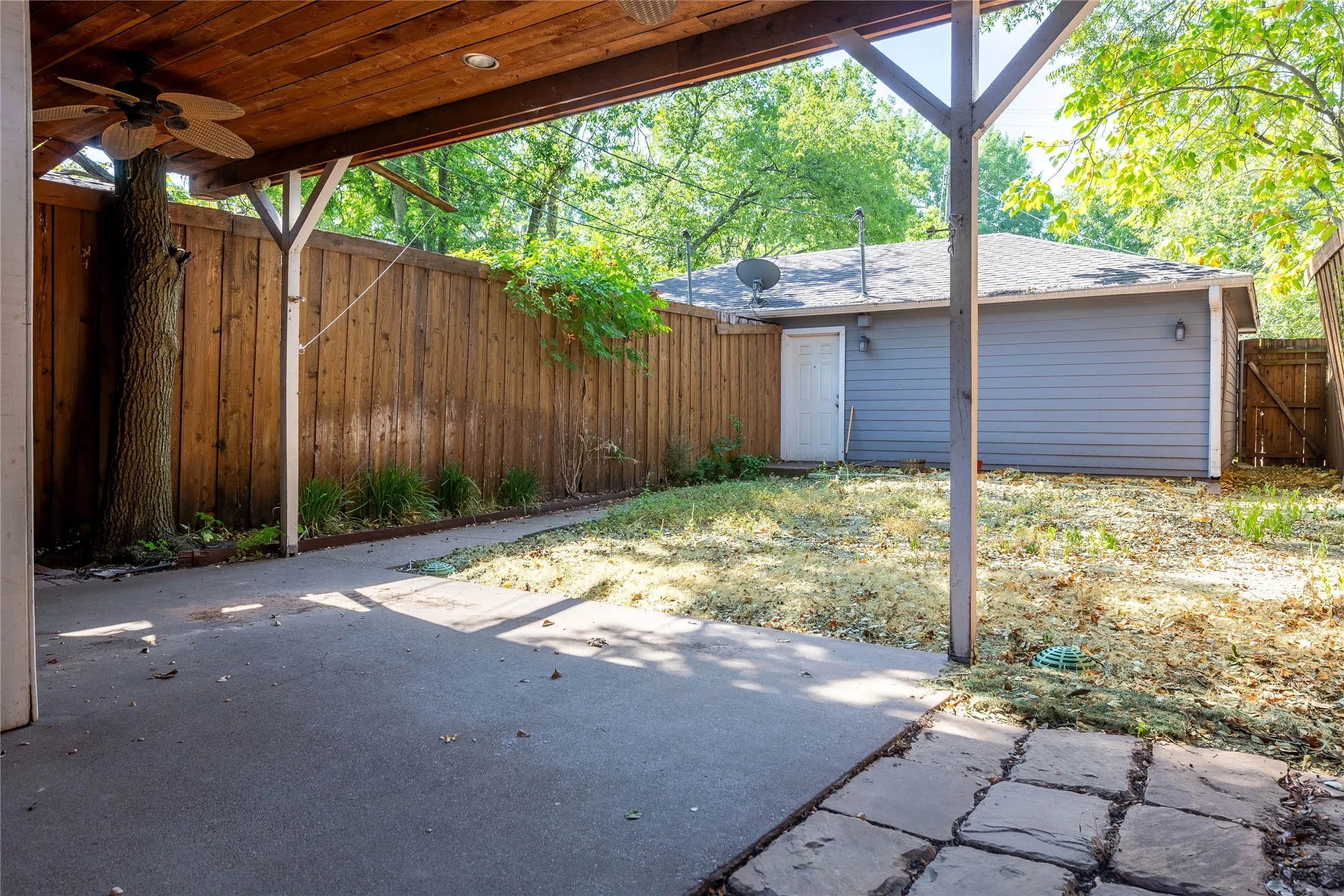 Single Family Residence For Sale in Dallas County , 726 W Canty Street, Dallas, Texas 75208, 2 Bedroom, 3 Bathroom, 2 Garage spaces, 1,557 Sqft, built in 1982, mls#21369761, Real Estate Agent in Dallas, Homes For Sale in Dallas county, Homes For Sale in Dallas, Realtor in Dallas Texas, Real Estate Brokerage Independent Realty Texas, Luminita Cordes Realtor