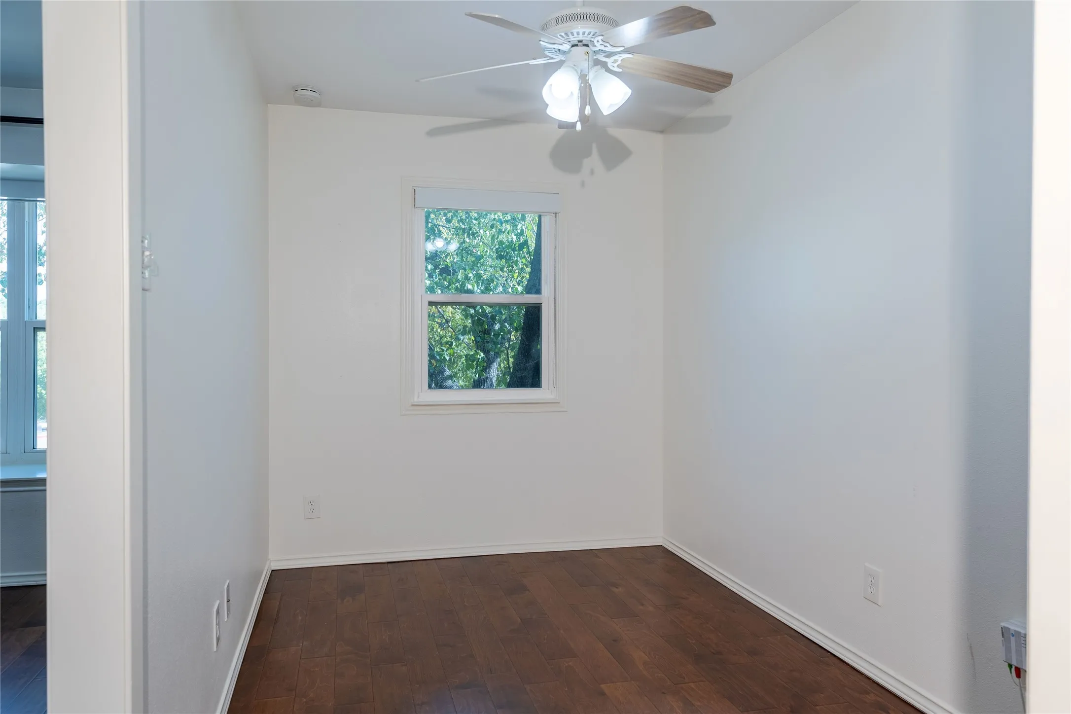 Single Family Residence For Sale in Dallas County , 726 W Canty Street, Dallas, Texas 75208, 2 Bedroom, 3 Bathroom, 2 Garage spaces, 1,557 Sqft, built in 1982, mls#21369761, Real Estate Agent in Dallas, Homes For Sale in Dallas county, Homes For Sale in Dallas, Realtor in Dallas Texas, Real Estate Brokerage Independent Realty Texas, Luminita Cordes Realtor