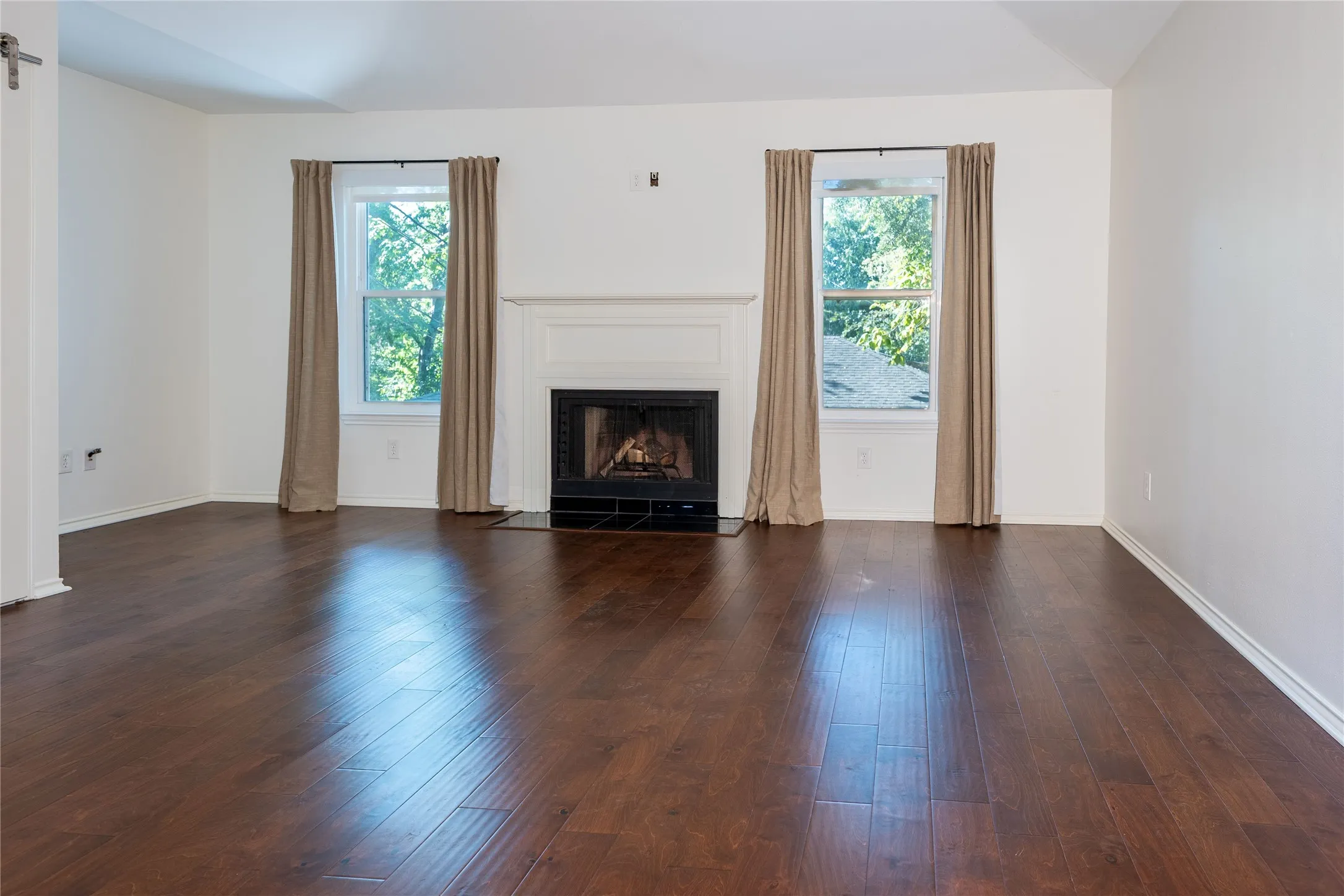 Single Family Residence For Sale in Dallas County , 726 W Canty Street, Dallas, Texas 75208, 2 Bedroom, 3 Bathroom, 2 Garage spaces, 1,557 Sqft, built in 1982, mls#21369761, Real Estate Agent in Dallas, Homes For Sale in Dallas county, Homes For Sale in Dallas, Realtor in Dallas Texas, Real Estate Brokerage Independent Realty Texas, Luminita Cordes Realtor