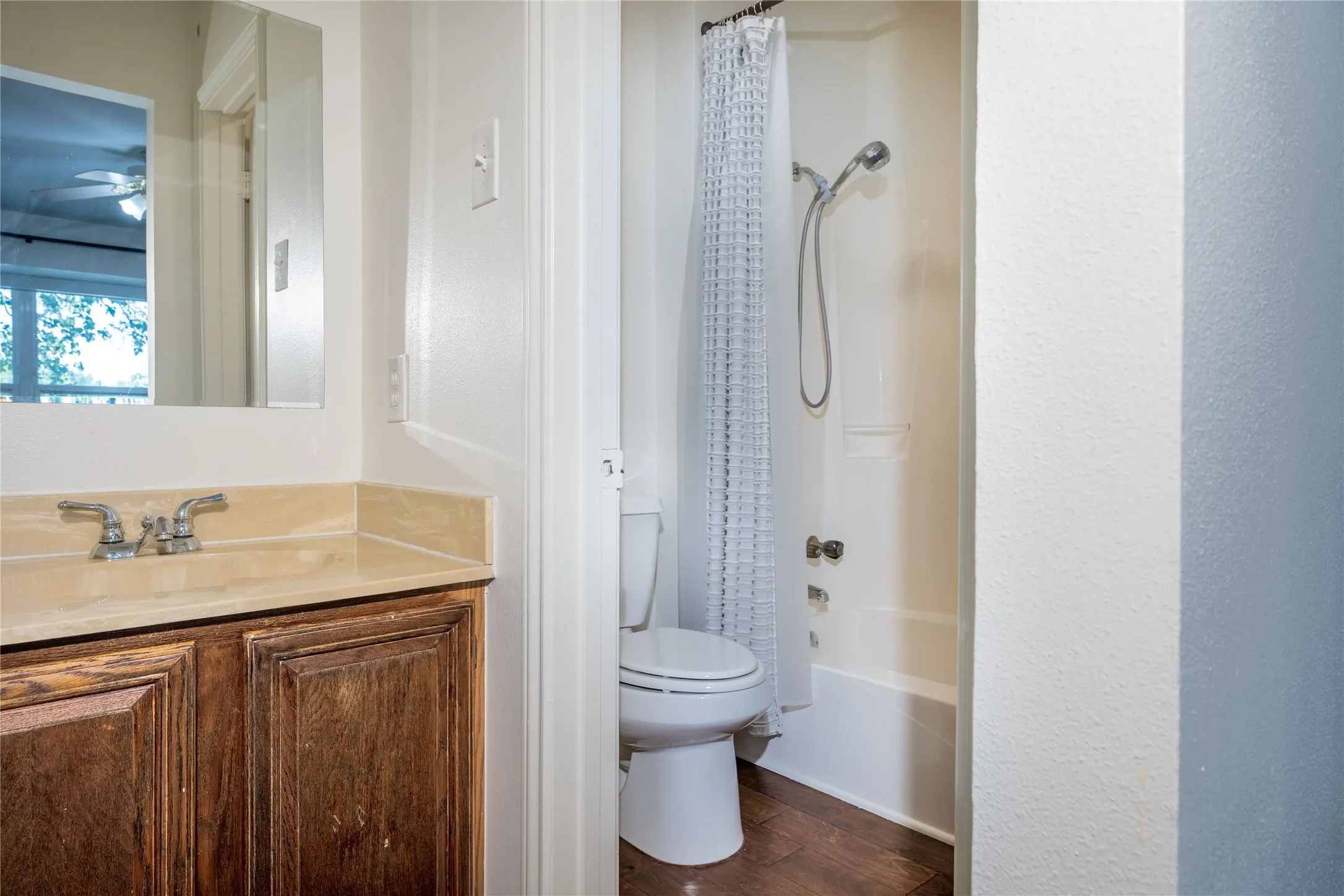 Single Family Residence For Sale in Dallas County , 726 W Canty Street, Dallas, Texas 75208, 2 Bedroom, 3 Bathroom, 2 Garage spaces, 1,557 Sqft, built in 1982, mls#21369761, Real Estate Agent in Dallas, Homes For Sale in Dallas county, Homes For Sale in Dallas, Realtor in Dallas Texas, Real Estate Brokerage Independent Realty Texas, Luminita Cordes Realtor