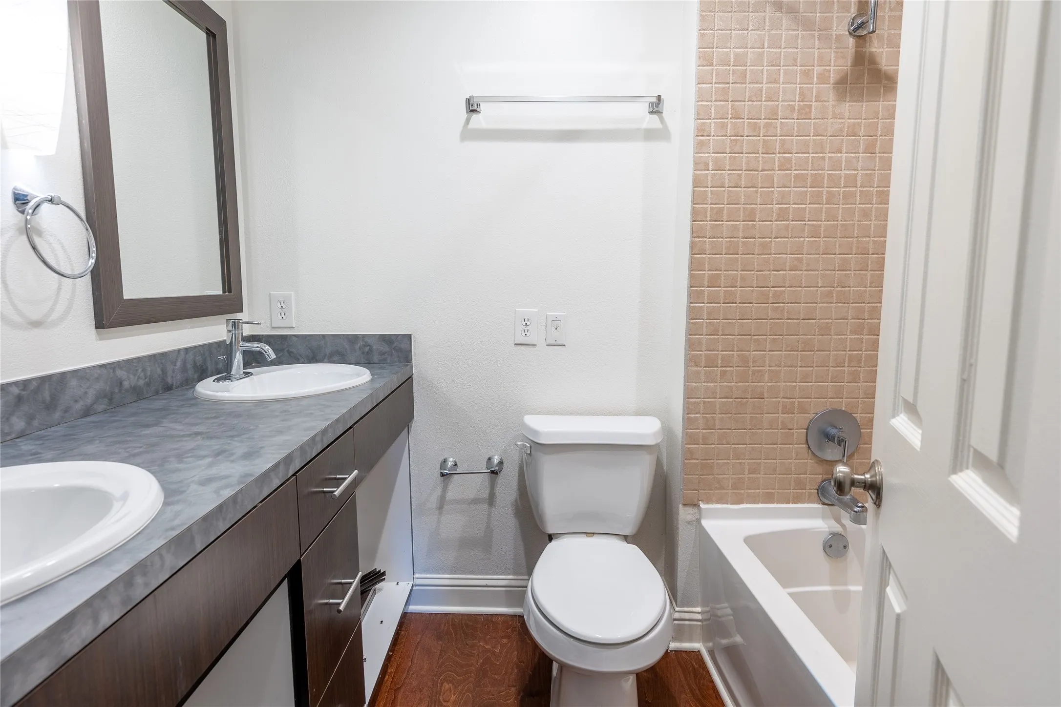 Single Family Residence For Sale in Dallas County , 726 W Canty Street, Dallas, Texas 75208, 2 Bedroom, 3 Bathroom, 2 Garage spaces, 1,557 Sqft, built in 1982, mls#21369761, Real Estate Agent in Dallas, Homes For Sale in Dallas county, Homes For Sale in Dallas, Realtor in Dallas Texas, Real Estate Brokerage Independent Realty Texas, Luminita Cordes Realtor