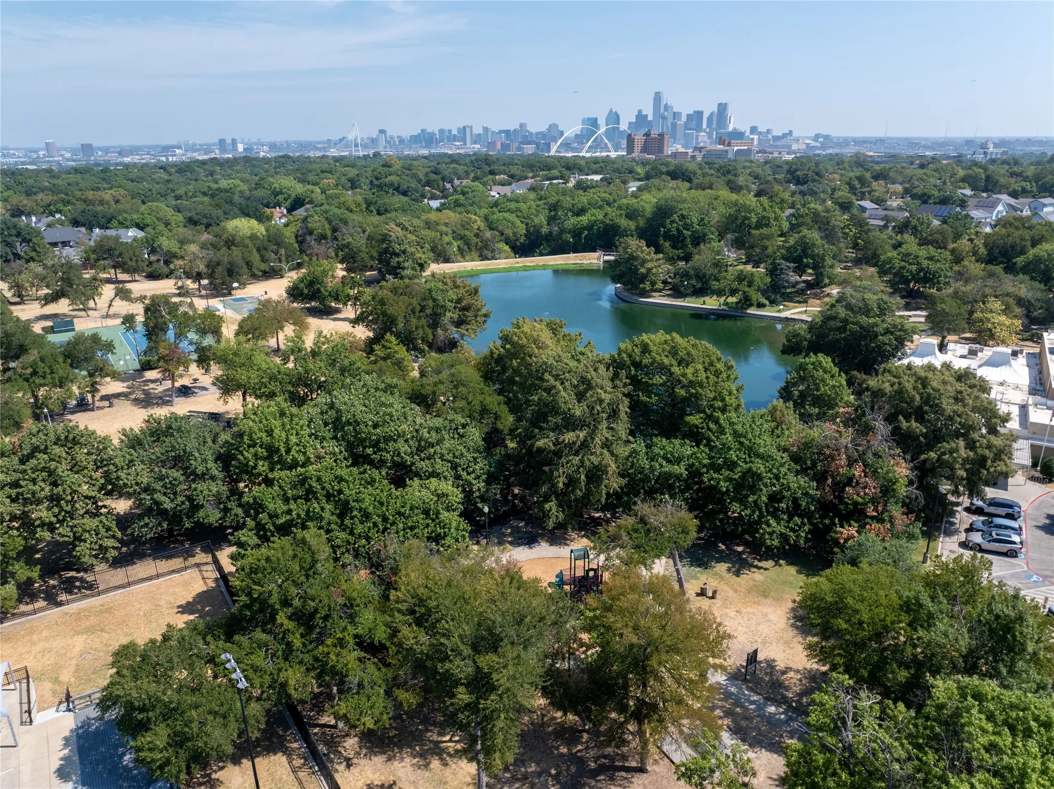 Single Family Residence For Sale in Dallas County , 726 W Canty Street, Dallas, Texas 75208, 2 Bedroom, 3 Bathroom, 2 Garage spaces, 1,557 Sqft, built in 1982, mls#21369761, Real Estate Agent in Dallas, Homes For Sale in Dallas county, Homes For Sale in Dallas, Realtor in Dallas Texas, Real Estate Brokerage Independent Realty Texas, Luminita Cordes Realtor
