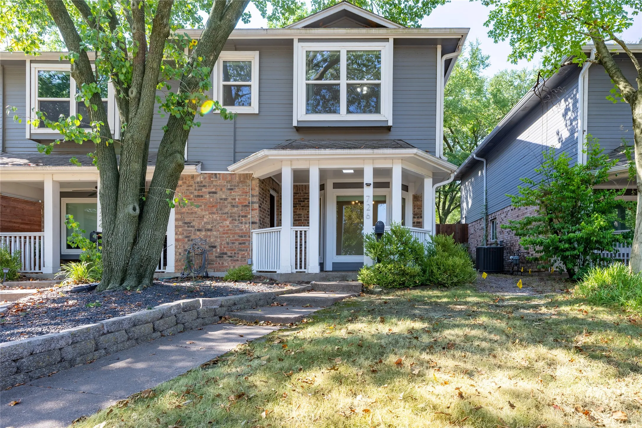 Single Family Residence For Sale in Dallas County , 726 W Canty Street, Dallas, Texas 75208, 2 Bedroom, 3 Bathroom, 2 Garage spaces, 1,557 Sqft, built in 1982, mls#21369761, Real Estate Agent in Dallas, Homes For Sale in Dallas county, Homes For Sale in Dallas, Realtor in Dallas Texas, Real Estate Brokerage Independent Realty Texas, Luminita Cordes Realtor