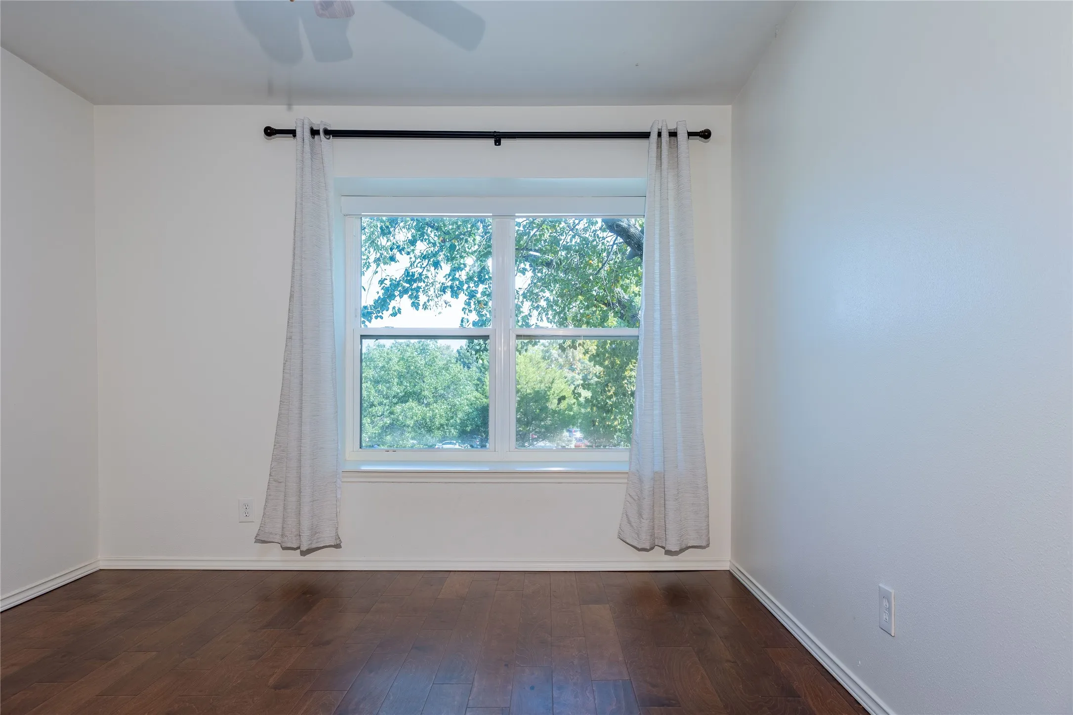 Single Family Residence For Sale in Dallas County , 726 W Canty Street, Dallas, Texas 75208, 2 Bedroom, 3 Bathroom, 2 Garage spaces, 1,557 Sqft, built in 1982, mls#21369761, Real Estate Agent in Dallas, Homes For Sale in Dallas county, Homes For Sale in Dallas, Realtor in Dallas Texas, Real Estate Brokerage Independent Realty Texas, Luminita Cordes Realtor
