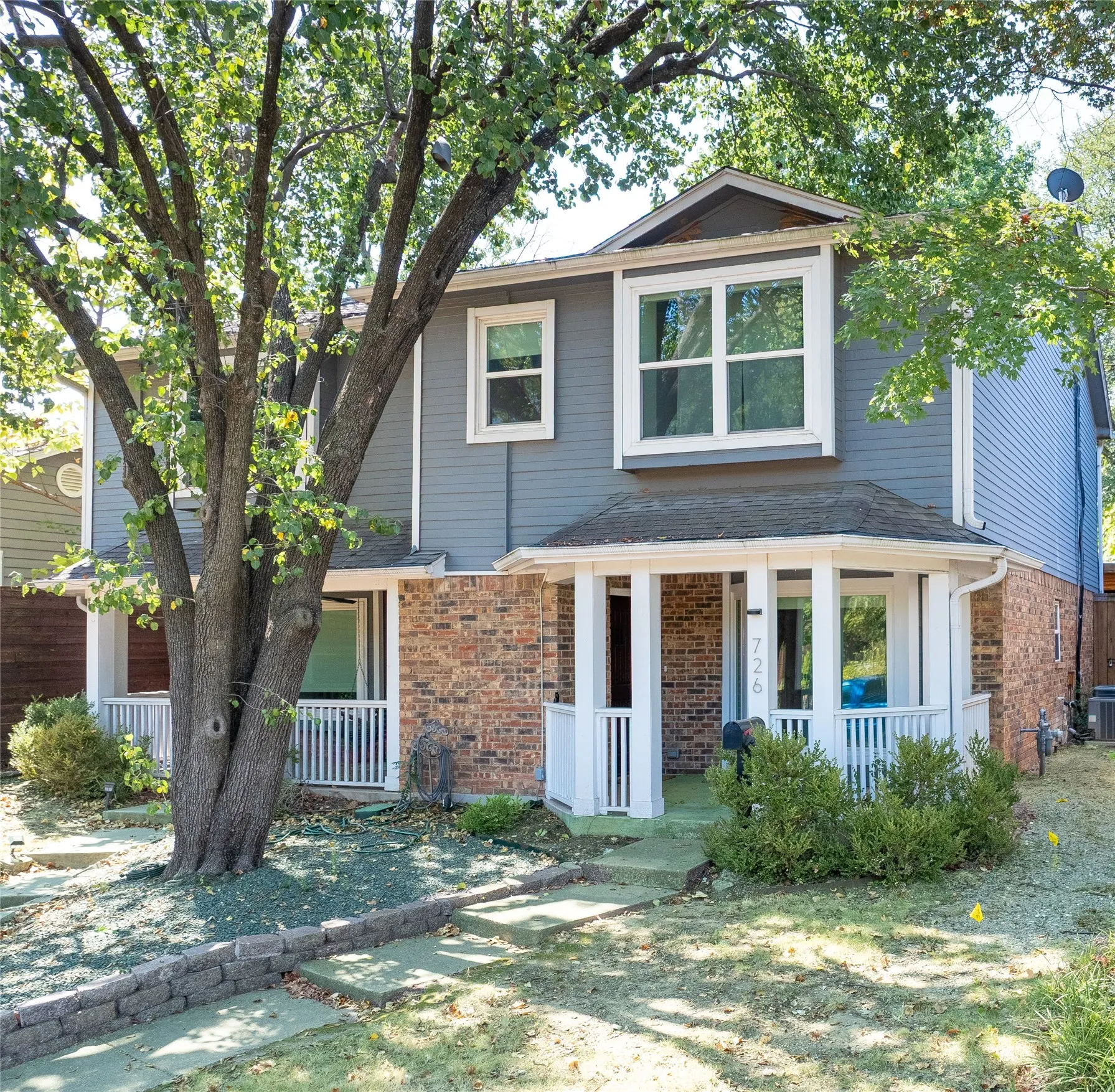 Single Family Residence For Sale in Dallas County , 726 W Canty Street, Dallas, Texas 75208, 2 Bedroom, 3 Bathroom, 2 Garage spaces, 1,557 Sqft, built in 1982, mls#21369761, Real Estate Agent in Dallas, Homes For Sale in Dallas county, Homes For Sale in Dallas, Realtor in Dallas Texas, Real Estate Brokerage Independent Realty Texas, Luminita Cordes Realtor