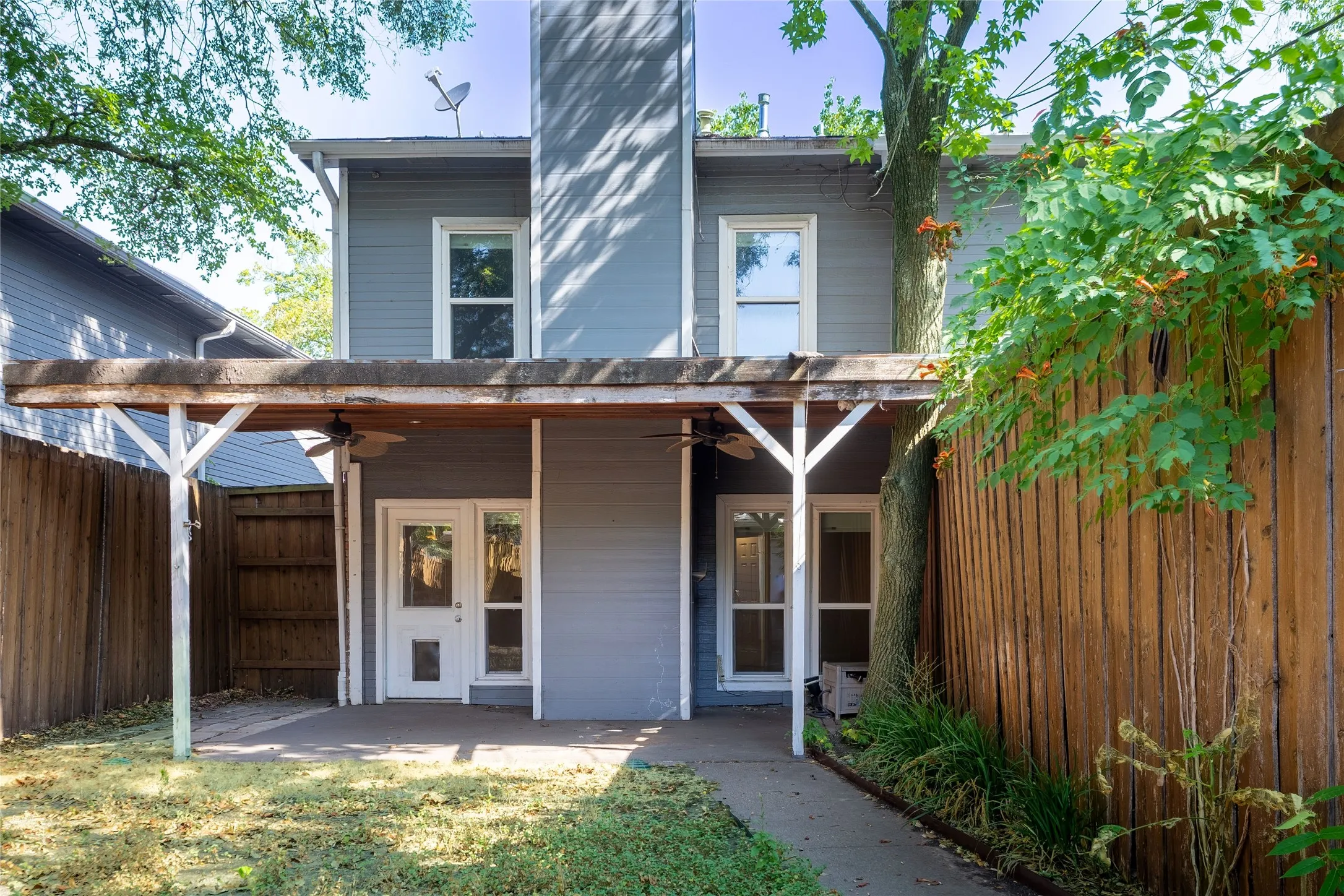 Single Family Residence For Sale in Dallas County , 726 W Canty Street, Dallas, Texas 75208, 2 Bedroom, 3 Bathroom, 2 Garage spaces, 1,557 Sqft, built in 1982, mls#21369761, Real Estate Agent in Dallas, Homes For Sale in Dallas county, Homes For Sale in Dallas, Realtor in Dallas Texas, Real Estate Brokerage Independent Realty Texas, Luminita Cordes Realtor