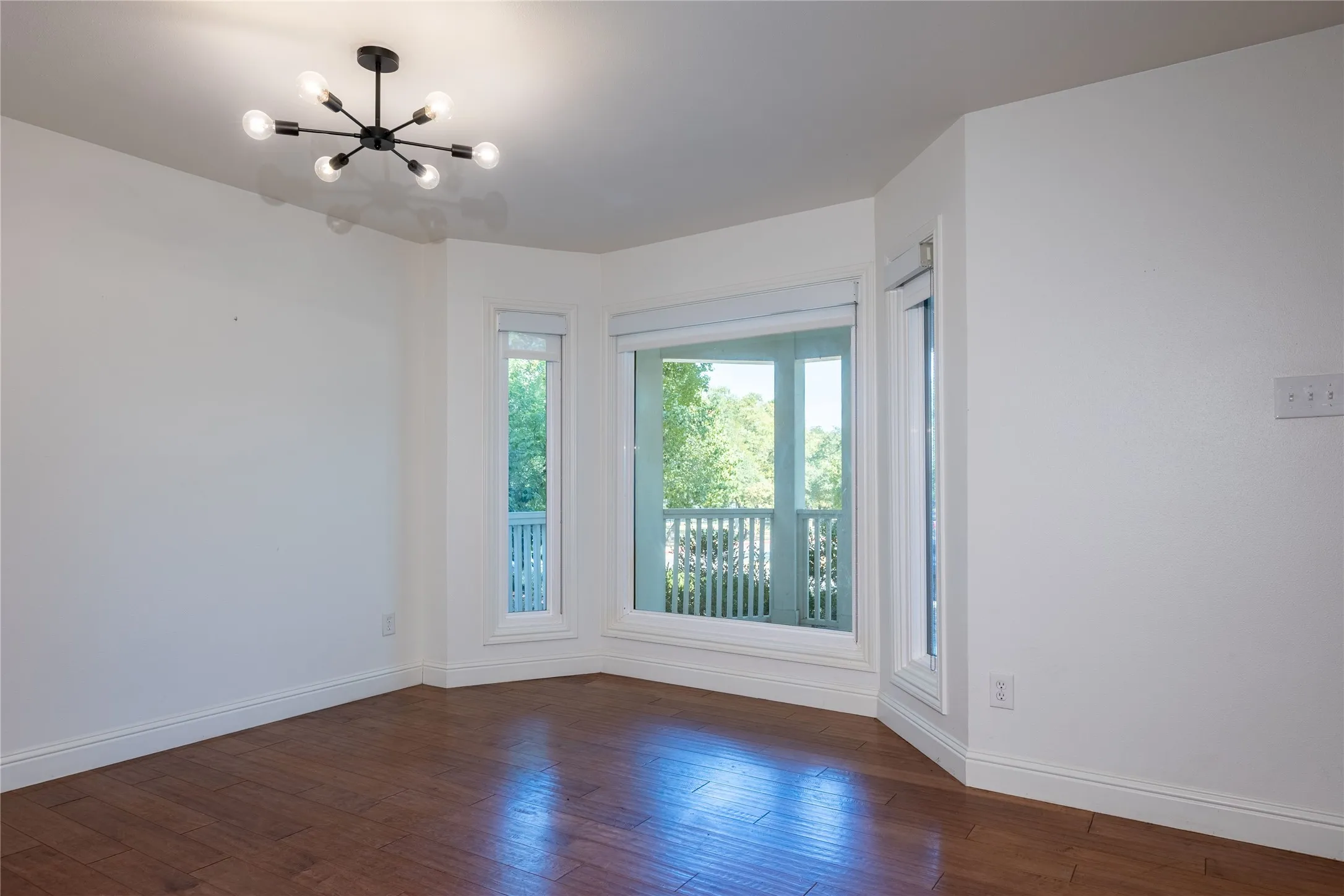 Single Family Residence For Sale in Dallas County , 726 W Canty Street, Dallas, Texas 75208, 2 Bedroom, 3 Bathroom, 2 Garage spaces, 1,557 Sqft, built in 1982, mls#21369761, Real Estate Agent in Dallas, Homes For Sale in Dallas county, Homes For Sale in Dallas, Realtor in Dallas Texas, Real Estate Brokerage Independent Realty Texas, Luminita Cordes Realtor