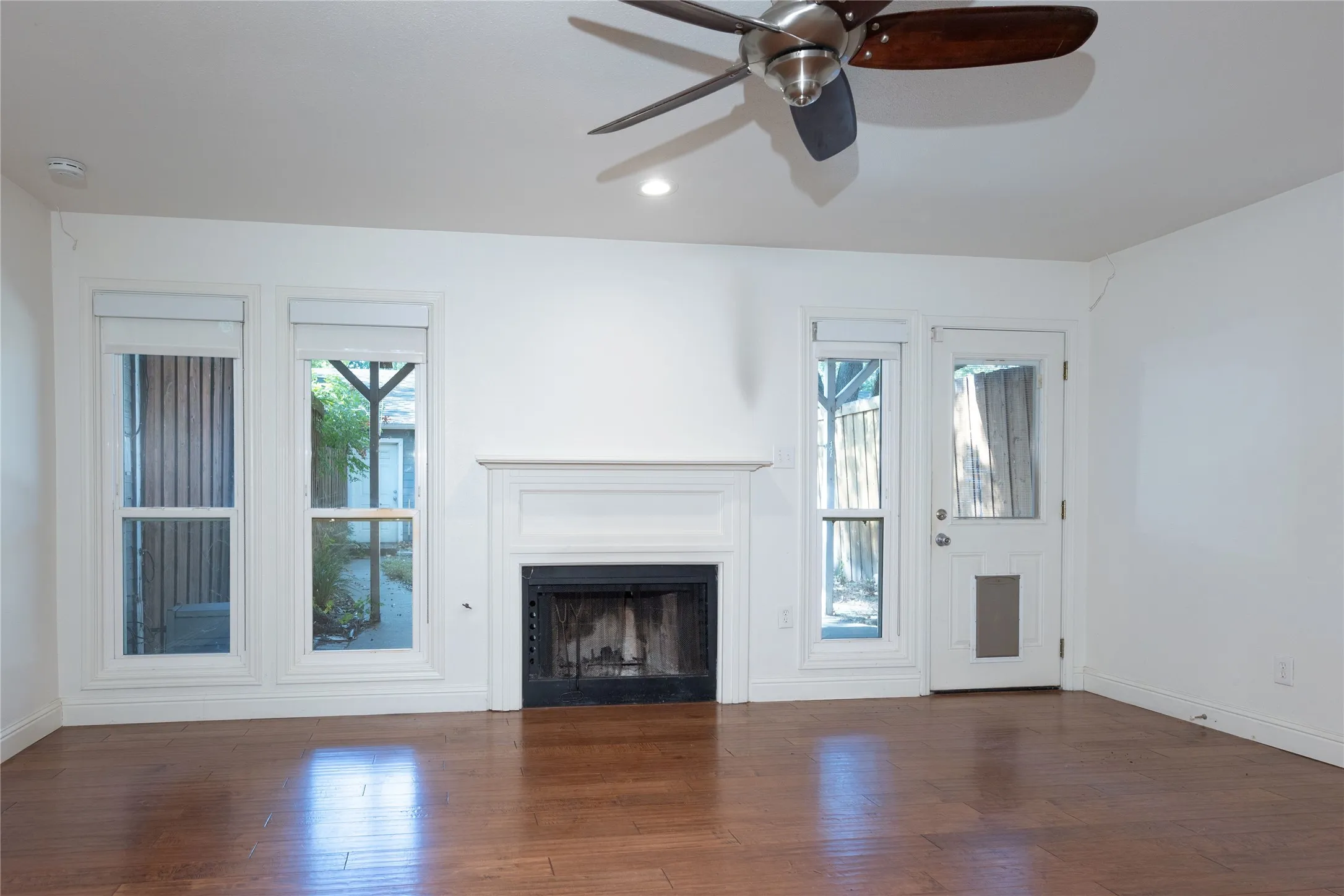 Single Family Residence For Sale in Dallas County , 726 W Canty Street, Dallas, Texas 75208, 2 Bedroom, 3 Bathroom, 2 Garage spaces, 1,557 Sqft, built in 1982, mls#21369761, Real Estate Agent in Dallas, Homes For Sale in Dallas county, Homes For Sale in Dallas, Realtor in Dallas Texas, Real Estate Brokerage Independent Realty Texas, Luminita Cordes Realtor