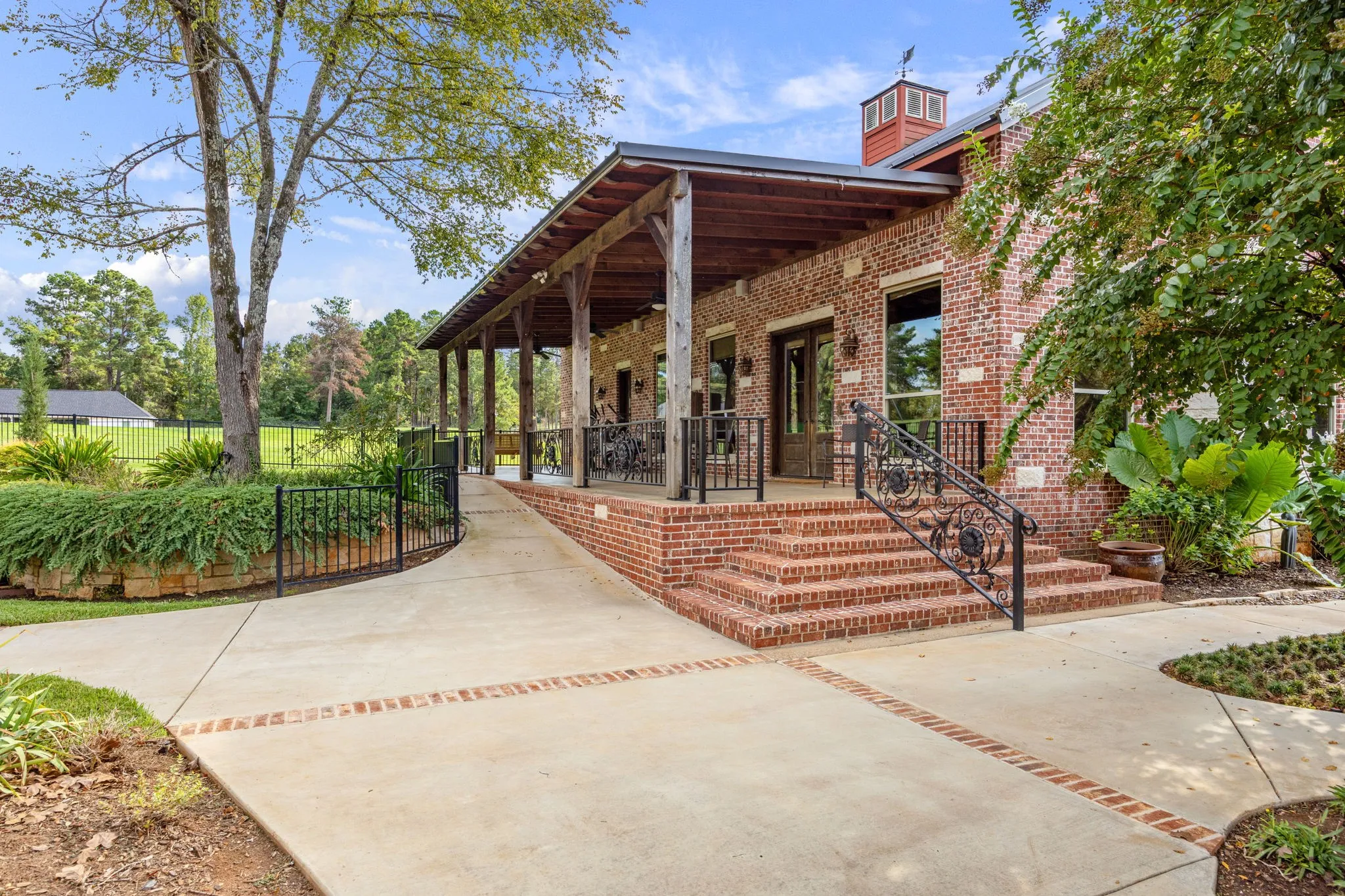 Single Family Residence For Sale in Cherokee County , 1125 County Road 1401, Jacksonville, Texas 75766, 3 Bedroom, 4 Bathroom, 2 Garage spaces, 3,189 Sqft, built in 2007, mls#21394884, Real Estate Agent in Jacksonville, Homes For Sale in Cherokee county, Homes For Sale in Jacksonville, Realtor in Jacksonville Texas, Real Estate Brokerage Independent Realty Texas, Luminita Cordes Realtor