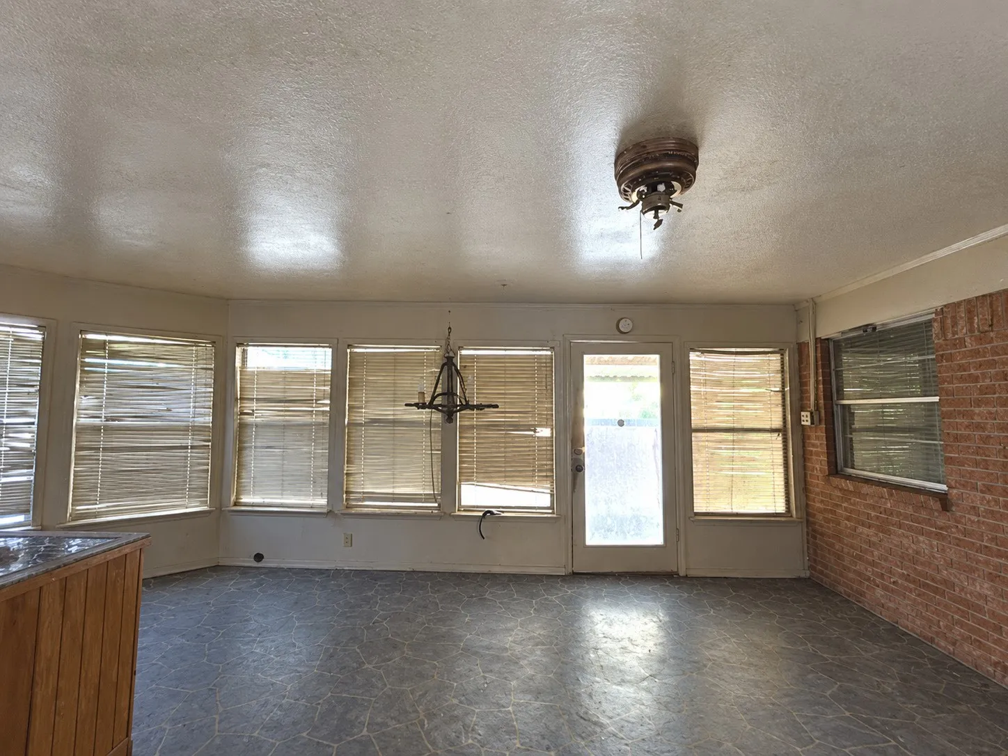 Single Family Residence For Sale in Tarrant County , 2001 Carverly Drive, Fort Worth, Texas 76112, 3 Bedroom, 2 Bathroom, 2 Garage spaces, 1,884 Sqft, built in 1972, mls#21395454, Real Estate Agent in Fort Worth, Homes For Sale in Tarrant county, Homes For Sale in Fort Worth, Realtor in Fort Worth Texas, Real Estate Brokerage Independent Realty Texas, Luminita Cordes Realtor
