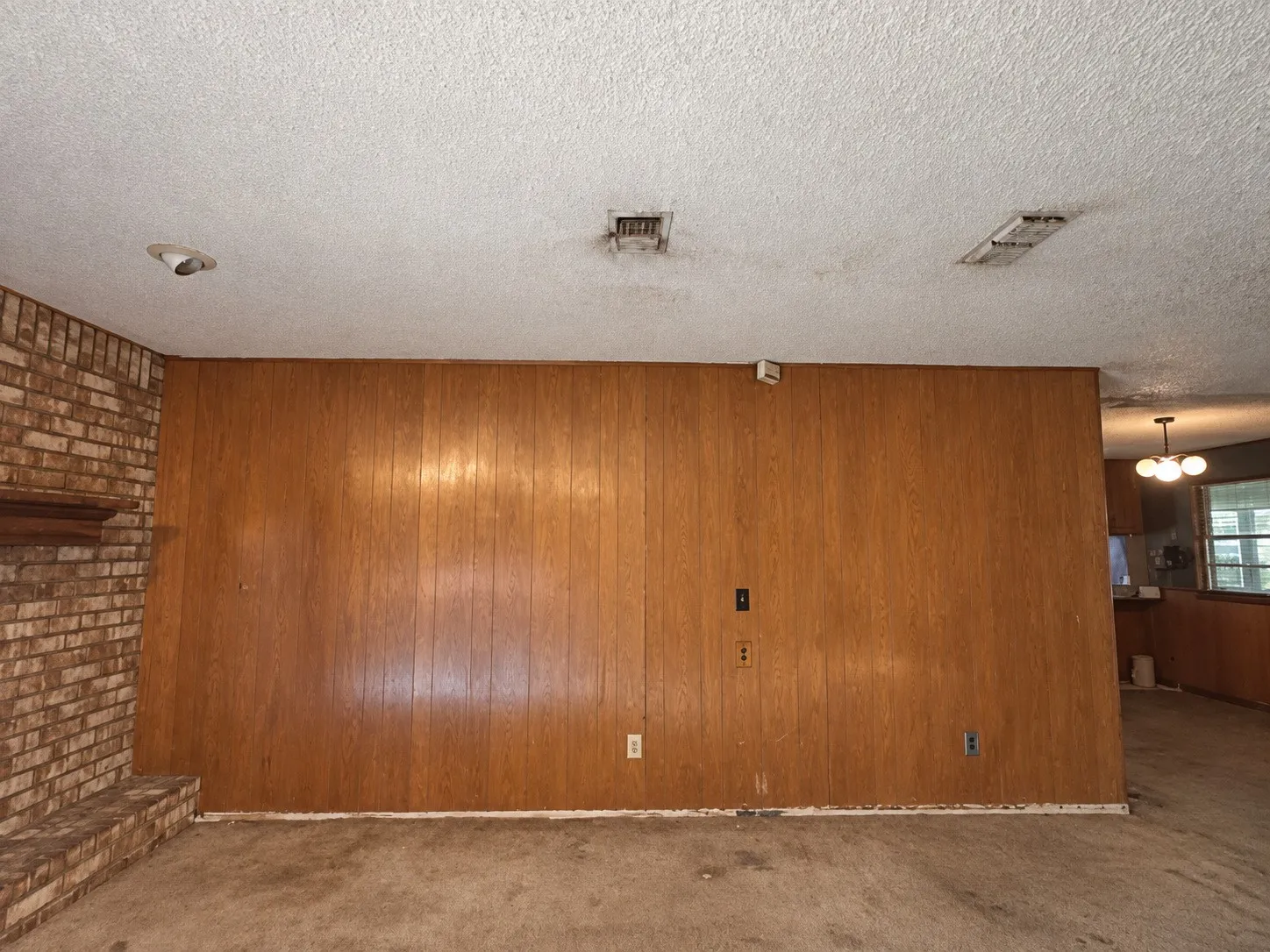 Single Family Residence For Sale in Tarrant County , 2001 Carverly Drive, Fort Worth, Texas 76112, 3 Bedroom, 2 Bathroom, 2 Garage spaces, 1,884 Sqft, built in 1972, mls#21395454, Real Estate Agent in Fort Worth, Homes For Sale in Tarrant county, Homes For Sale in Fort Worth, Realtor in Fort Worth Texas, Real Estate Brokerage Independent Realty Texas, Luminita Cordes Realtor