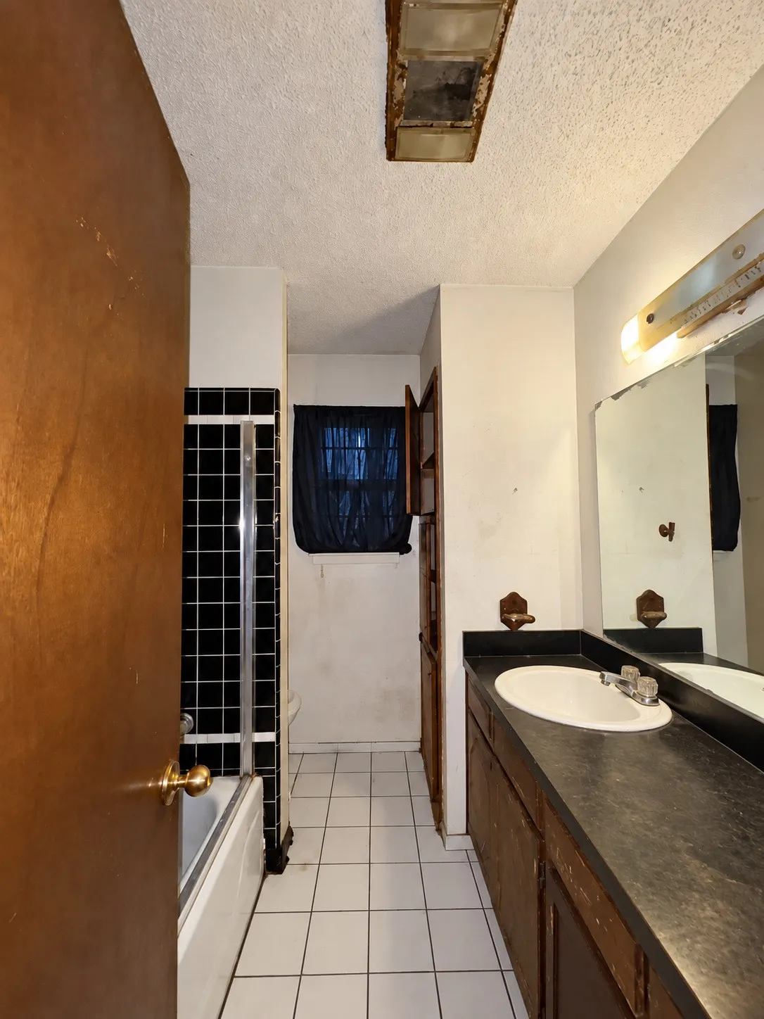 Single Family Residence For Sale in Tarrant County , 2001 Carverly Drive, Fort Worth, Texas 76112, 3 Bedroom, 2 Bathroom, 2 Garage spaces, 1,884 Sqft, built in 1972, mls#21395454, Real Estate Agent in Fort Worth, Homes For Sale in Tarrant county, Homes For Sale in Fort Worth, Realtor in Fort Worth Texas, Real Estate Brokerage Independent Realty Texas, Luminita Cordes Realtor