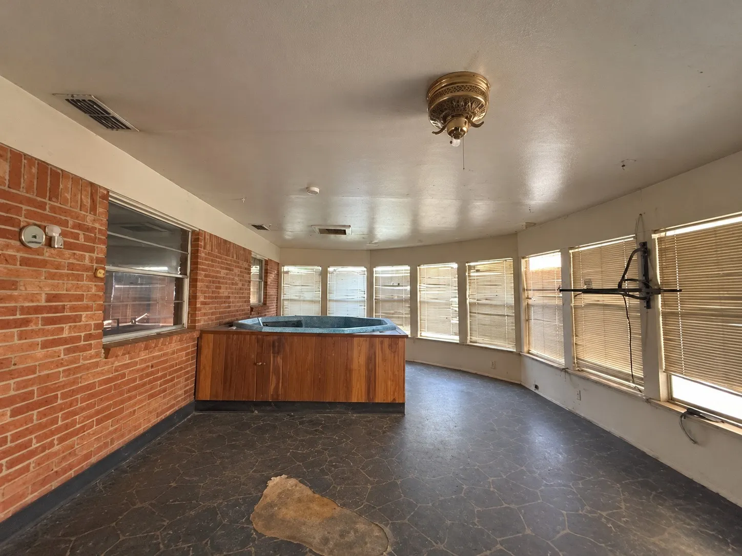 Single Family Residence For Sale in Tarrant County , 2001 Carverly Drive, Fort Worth, Texas 76112, 3 Bedroom, 2 Bathroom, 2 Garage spaces, 1,884 Sqft, built in 1972, mls#21395454, Real Estate Agent in Fort Worth, Homes For Sale in Tarrant county, Homes For Sale in Fort Worth, Realtor in Fort Worth Texas, Real Estate Brokerage Independent Realty Texas, Luminita Cordes Realtor