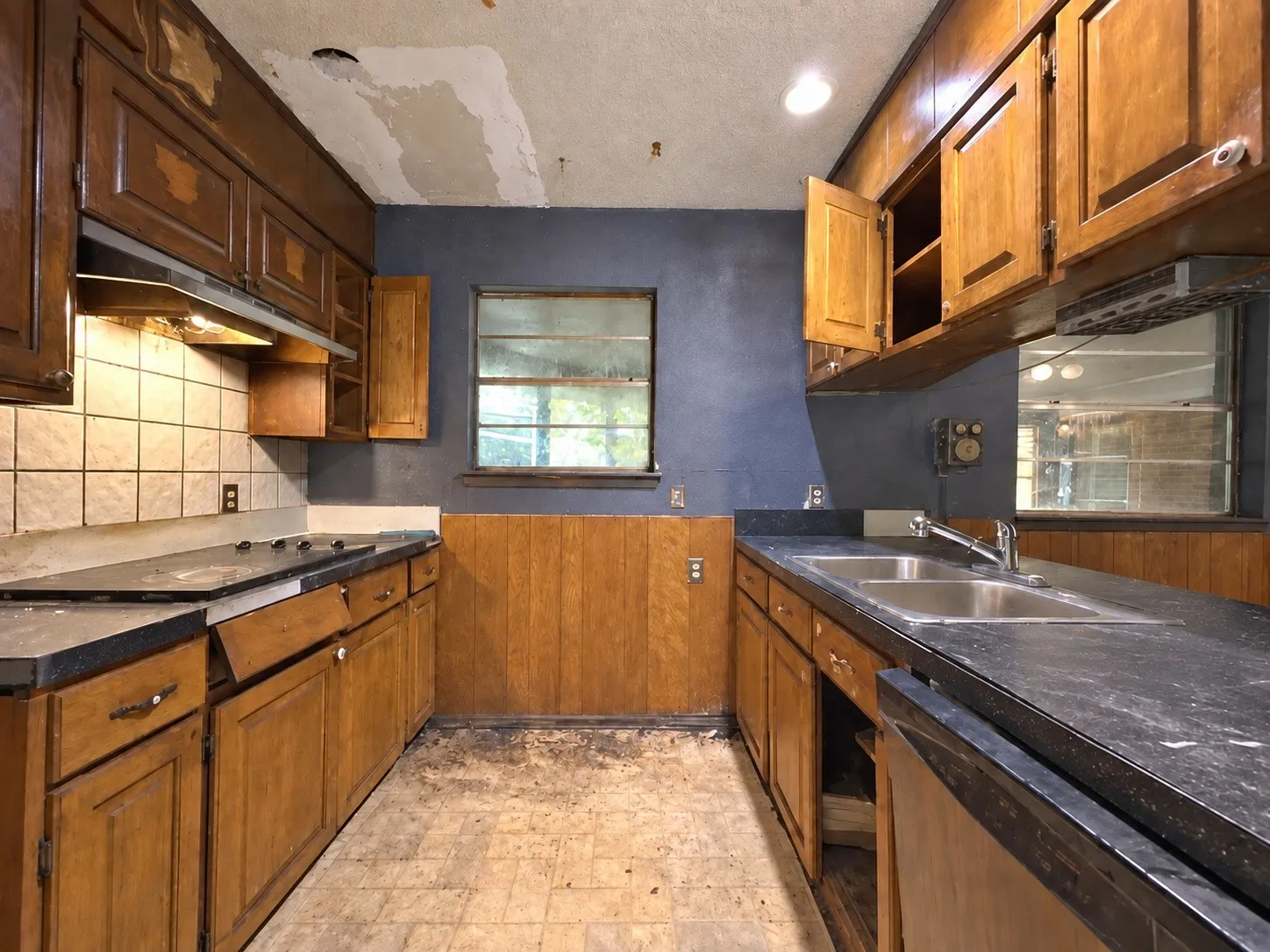 Single Family Residence For Sale in Tarrant County , 2001 Carverly Drive, Fort Worth, Texas 76112, 3 Bedroom, 2 Bathroom, 2 Garage spaces, 1,884 Sqft, built in 1972, mls#21395454, Real Estate Agent in Fort Worth, Homes For Sale in Tarrant county, Homes For Sale in Fort Worth, Realtor in Fort Worth Texas, Real Estate Brokerage Independent Realty Texas, Luminita Cordes Realtor