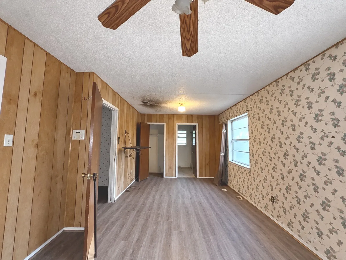 Single Family Residence For Sale in Tarrant County , 2001 Carverly Drive, Fort Worth, Texas 76112, 3 Bedroom, 2 Bathroom, 2 Garage spaces, 1,884 Sqft, built in 1972, mls#21395454, Real Estate Agent in Fort Worth, Homes For Sale in Tarrant county, Homes For Sale in Fort Worth, Realtor in Fort Worth Texas, Real Estate Brokerage Independent Realty Texas, Luminita Cordes Realtor