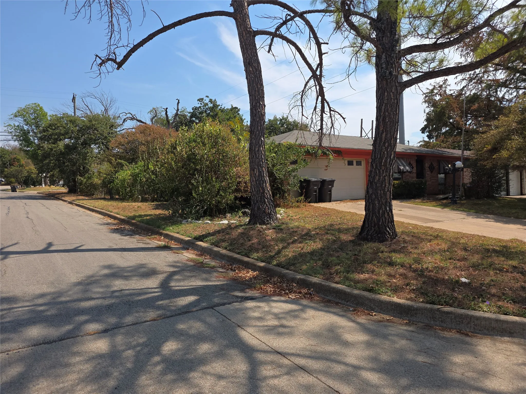 Single Family Residence For Sale in Tarrant County , 2001 Carverly Drive, Fort Worth, Texas 76112, 3 Bedroom, 2 Bathroom, 2 Garage spaces, 1,884 Sqft, built in 1972, mls#21395454, Real Estate Agent in Fort Worth, Homes For Sale in Tarrant county, Homes For Sale in Fort Worth, Realtor in Fort Worth Texas, Real Estate Brokerage Independent Realty Texas, Luminita Cordes Realtor