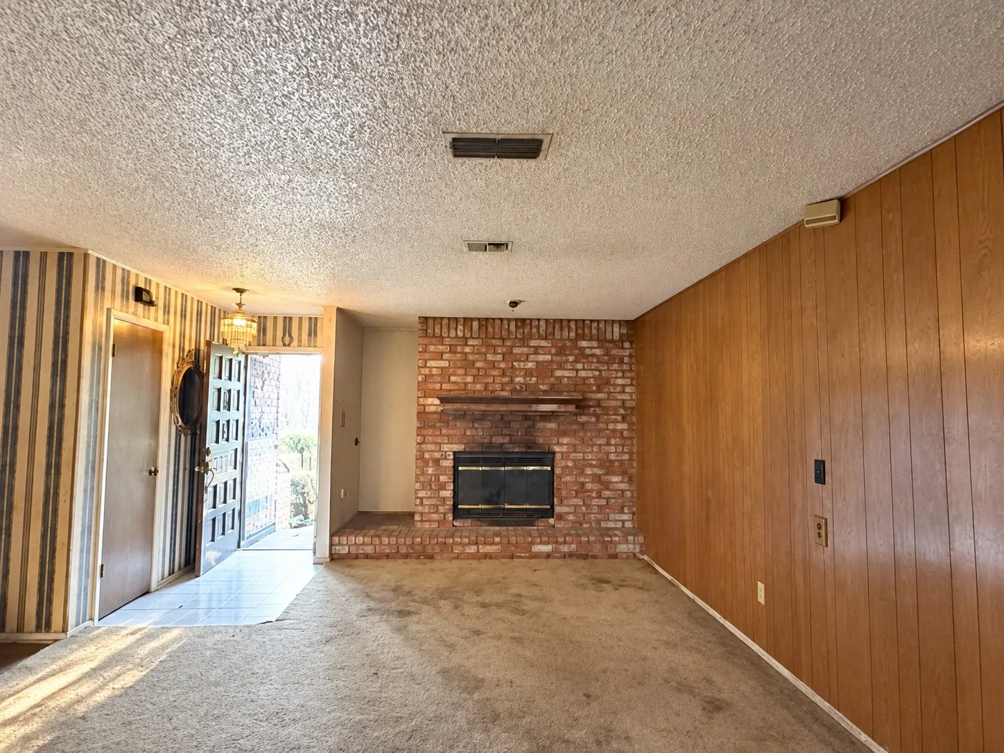 Single Family Residence For Sale in Tarrant County , 2001 Carverly Drive, Fort Worth, Texas 76112, 3 Bedroom, 2 Bathroom, 2 Garage spaces, 1,884 Sqft, built in 1972, mls#21395454, Real Estate Agent in Fort Worth, Homes For Sale in Tarrant county, Homes For Sale in Fort Worth, Realtor in Fort Worth Texas, Real Estate Brokerage Independent Realty Texas, Luminita Cordes Realtor