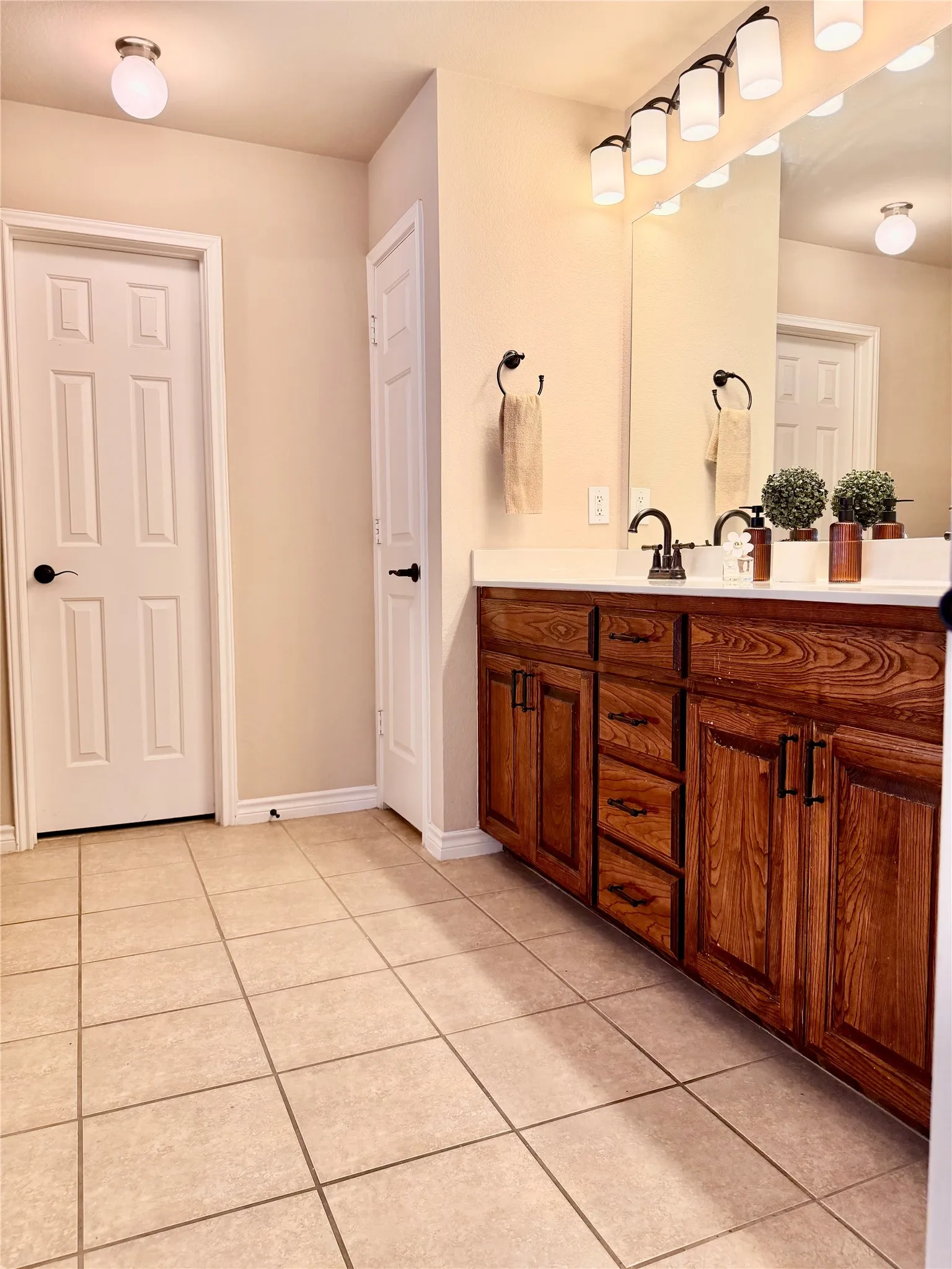 Dual sinks, separate shower, garden tub spacious, walk in closet,