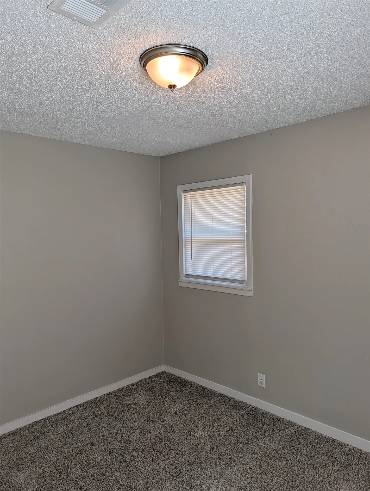 Single Family Residence For Rent in Johnson County , 1007 N Walnut Street, Cleburne, Texas 76033, 3 Bedroom, 2 Bathroom, Garage spaces, 868 Sqft, built in 1950, mls#21395475, Real Estate Agent in Cleburne, Homes For Rent in Johnson county, Homes For Rent in Cleburne, Realtor in Cleburne Texas, Real Estate Brokerage Independent Realty Texas, Luminita Cordes Realtor