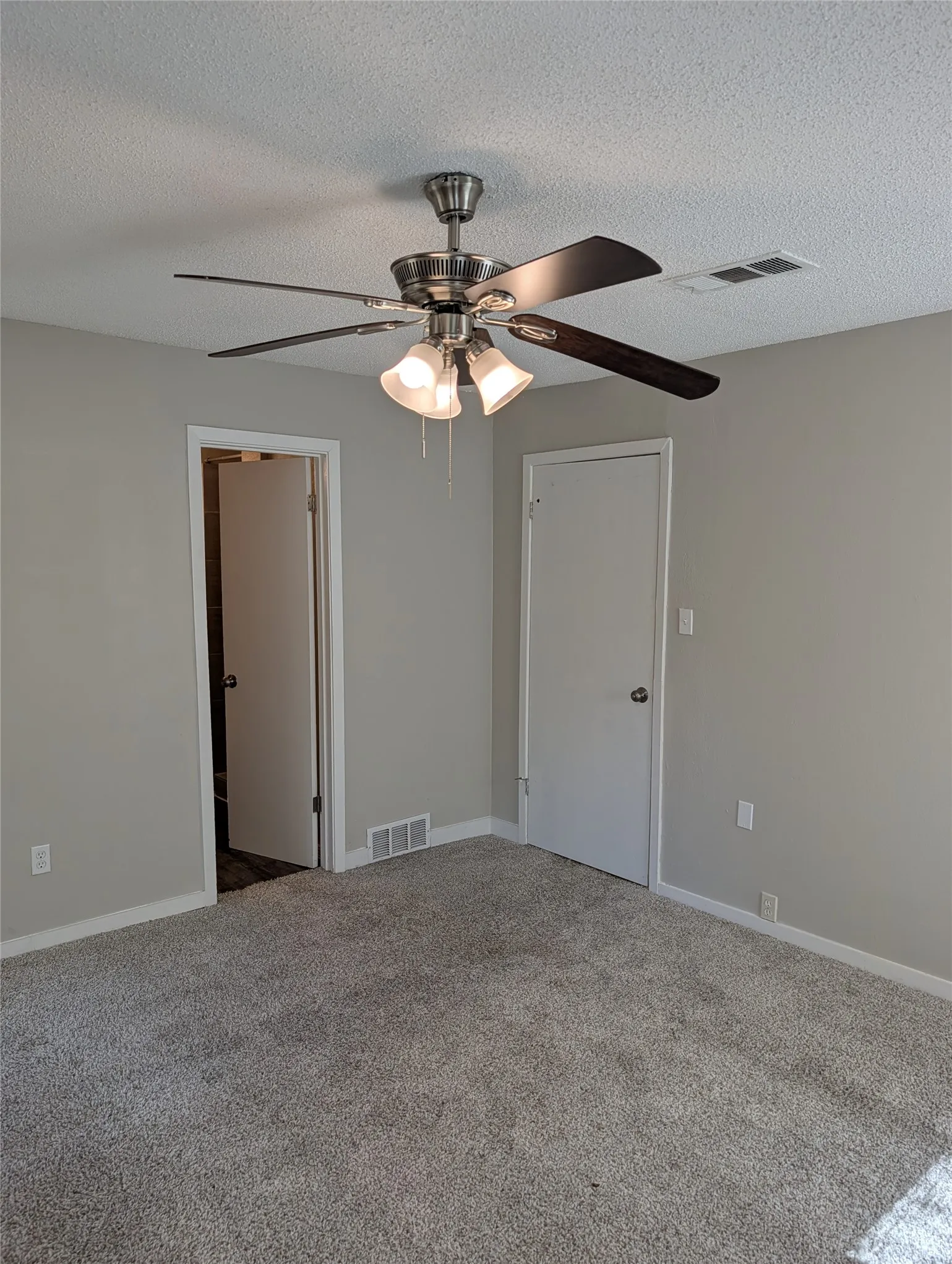 Single Family Residence For Rent in Johnson County , 1007 N Walnut Street, Cleburne, Texas 76033, 3 Bedroom, 2 Bathroom, Garage spaces, 868 Sqft, built in 1950, mls#21395475, Real Estate Agent in Cleburne, Homes For Rent in Johnson county, Homes For Rent in Cleburne, Realtor in Cleburne Texas, Real Estate Brokerage Independent Realty Texas, Luminita Cordes Realtor