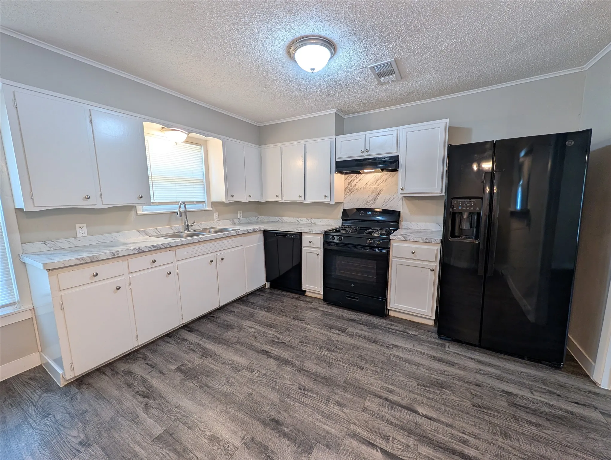 Single Family Residence For Rent in Johnson County , 1007 N Walnut Street, Cleburne, Texas 76033, 3 Bedroom, 2 Bathroom, Garage spaces, 868 Sqft, built in 1950, mls#21395475, Real Estate Agent in Cleburne, Homes For Rent in Johnson county, Homes For Rent in Cleburne, Realtor in Cleburne Texas, Real Estate Brokerage Independent Realty Texas, Luminita Cordes Realtor