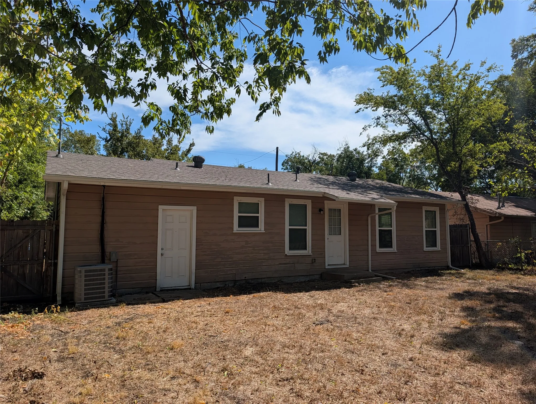 Single Family Residence For Rent in Johnson County , 1007 N Walnut Street, Cleburne, Texas 76033, 3 Bedroom, 2 Bathroom, Garage spaces, 868 Sqft, built in 1950, mls#21395475, Real Estate Agent in Cleburne, Homes For Rent in Johnson county, Homes For Rent in Cleburne, Realtor in Cleburne Texas, Real Estate Brokerage Independent Realty Texas, Luminita Cordes Realtor