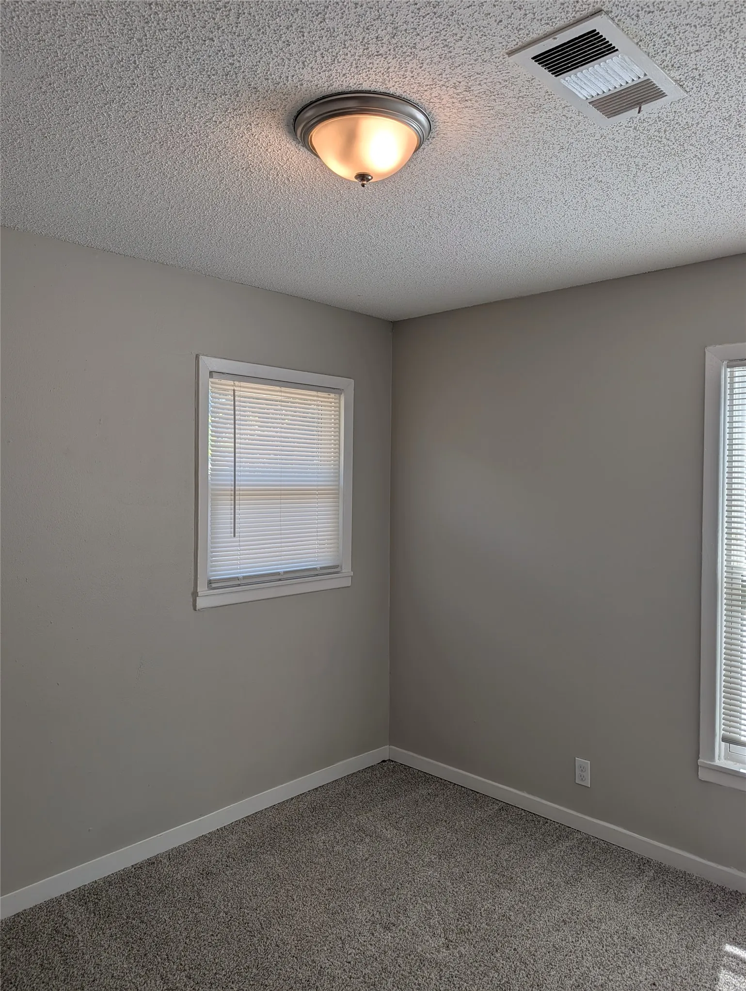 Single Family Residence For Rent in Johnson County , 1007 N Walnut Street, Cleburne, Texas 76033, 3 Bedroom, 2 Bathroom, Garage spaces, 868 Sqft, built in 1950, mls#21395475, Real Estate Agent in Cleburne, Homes For Rent in Johnson county, Homes For Rent in Cleburne, Realtor in Cleburne Texas, Real Estate Brokerage Independent Realty Texas, Luminita Cordes Realtor