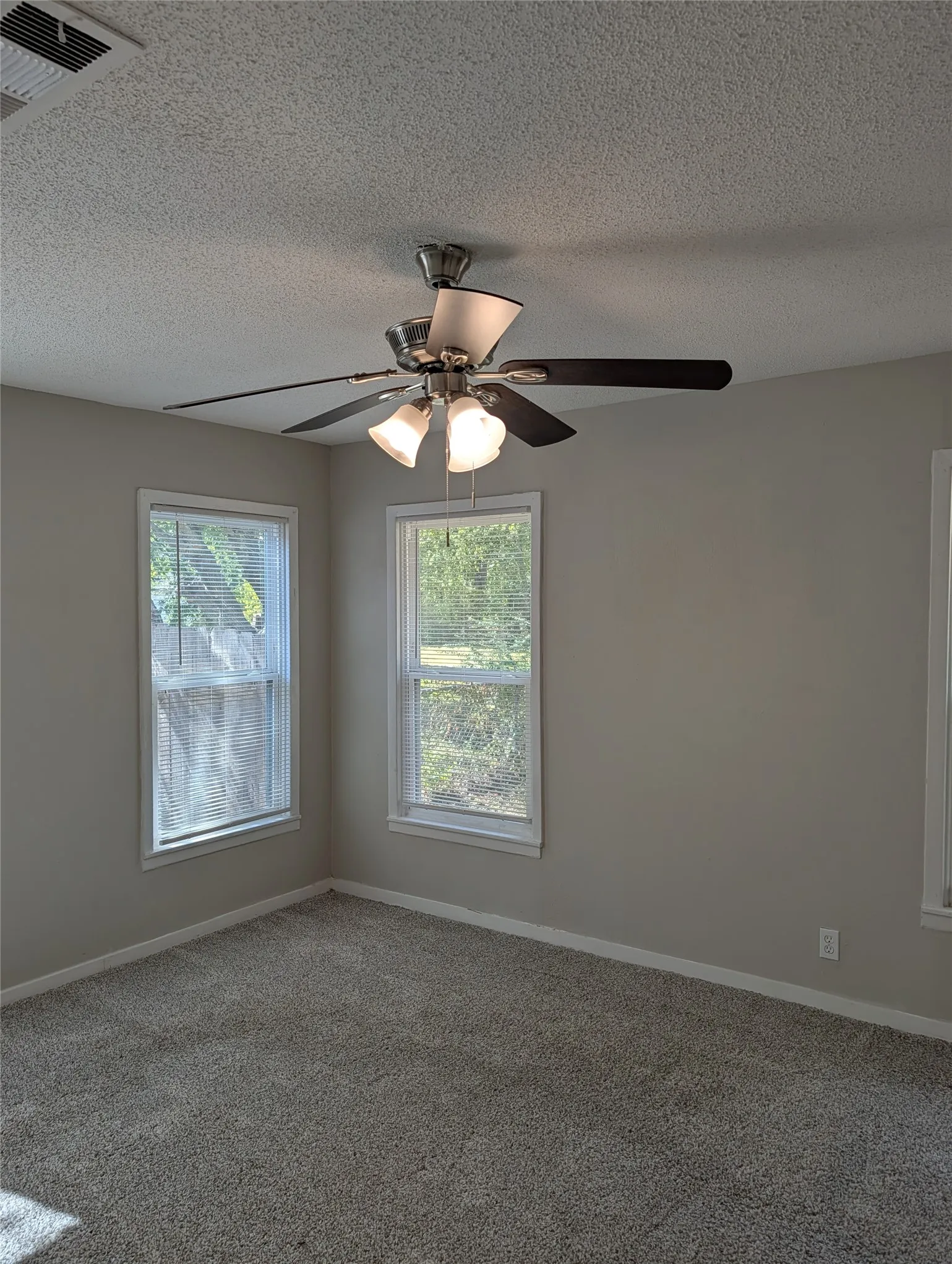 Single Family Residence For Rent in Johnson County , 1007 N Walnut Street, Cleburne, Texas 76033, 3 Bedroom, 2 Bathroom, Garage spaces, 868 Sqft, built in 1950, mls#21395475, Real Estate Agent in Cleburne, Homes For Rent in Johnson county, Homes For Rent in Cleburne, Realtor in Cleburne Texas, Real Estate Brokerage Independent Realty Texas, Luminita Cordes Realtor