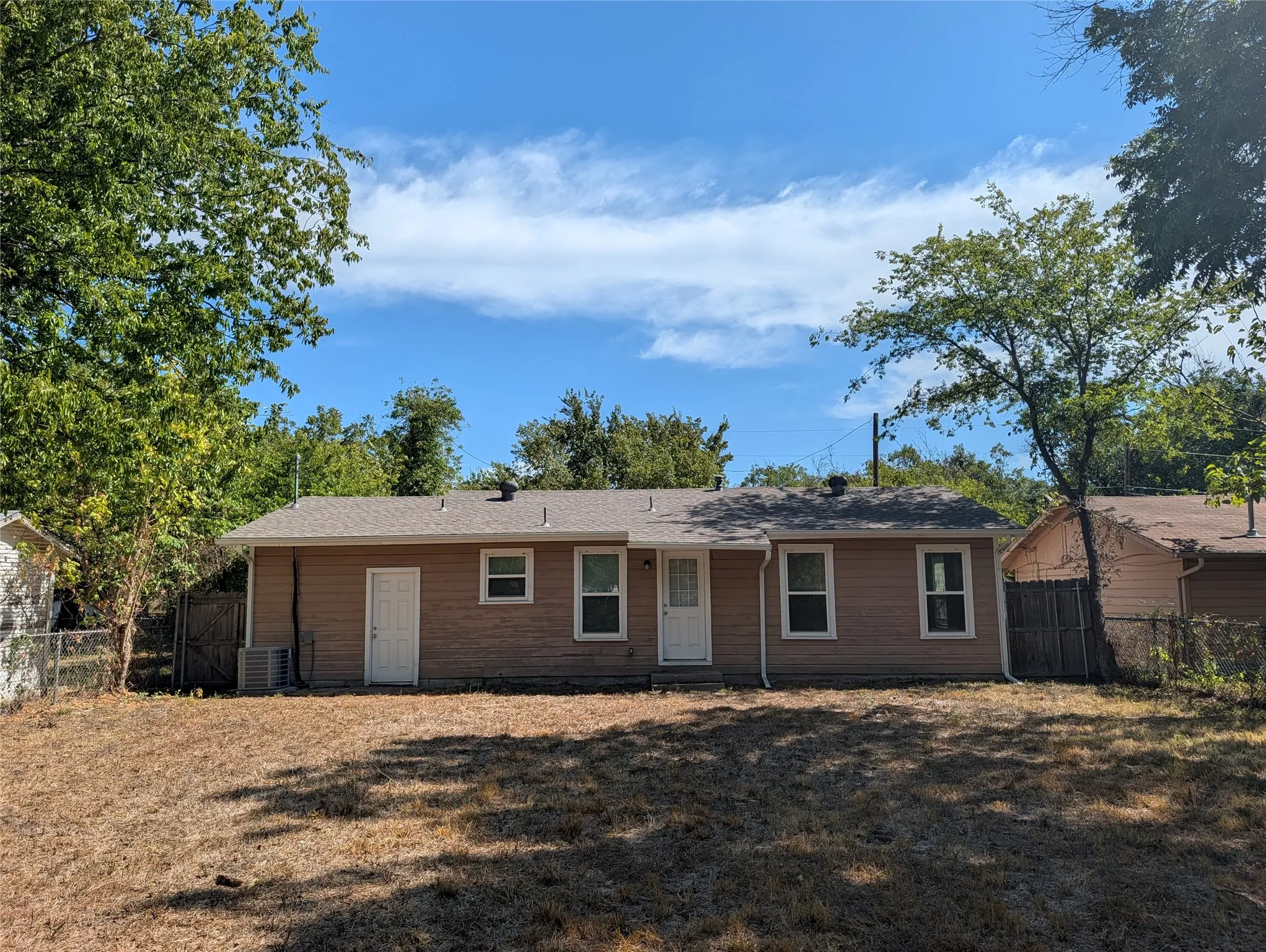 Single Family Residence For Rent in Johnson County , 1007 N Walnut Street, Cleburne, Texas 76033, 3 Bedroom, 2 Bathroom, Garage spaces, 868 Sqft, built in 1950, mls#21395475, Real Estate Agent in Cleburne, Homes For Rent in Johnson county, Homes For Rent in Cleburne, Realtor in Cleburne Texas, Real Estate Brokerage Independent Realty Texas, Luminita Cordes Realtor