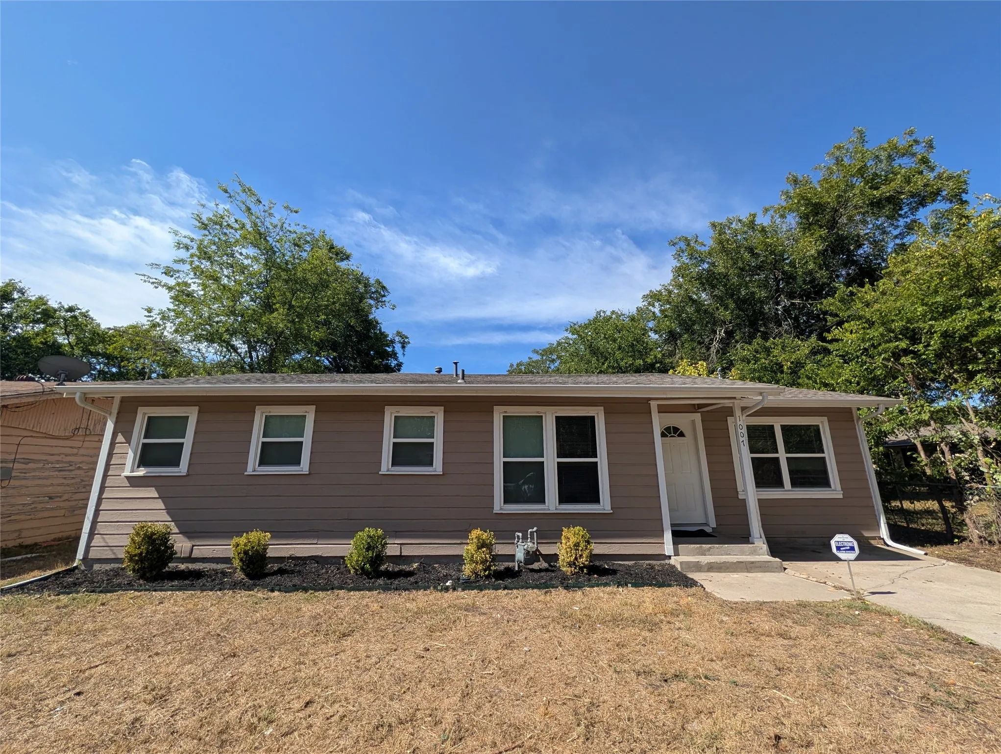 Single Family Residence For Rent in Johnson County , 1007 N Walnut Street, Cleburne, Texas 76033, 3 Bedroom, 2 Bathroom, Garage spaces, 868 Sqft, built in 1950, mls#21395475, Real Estate Agent in Cleburne, Homes For Rent in Johnson county, Homes For Rent in Cleburne, Realtor in Cleburne Texas, Real Estate Brokerage Independent Realty Texas, Luminita Cordes Realtor