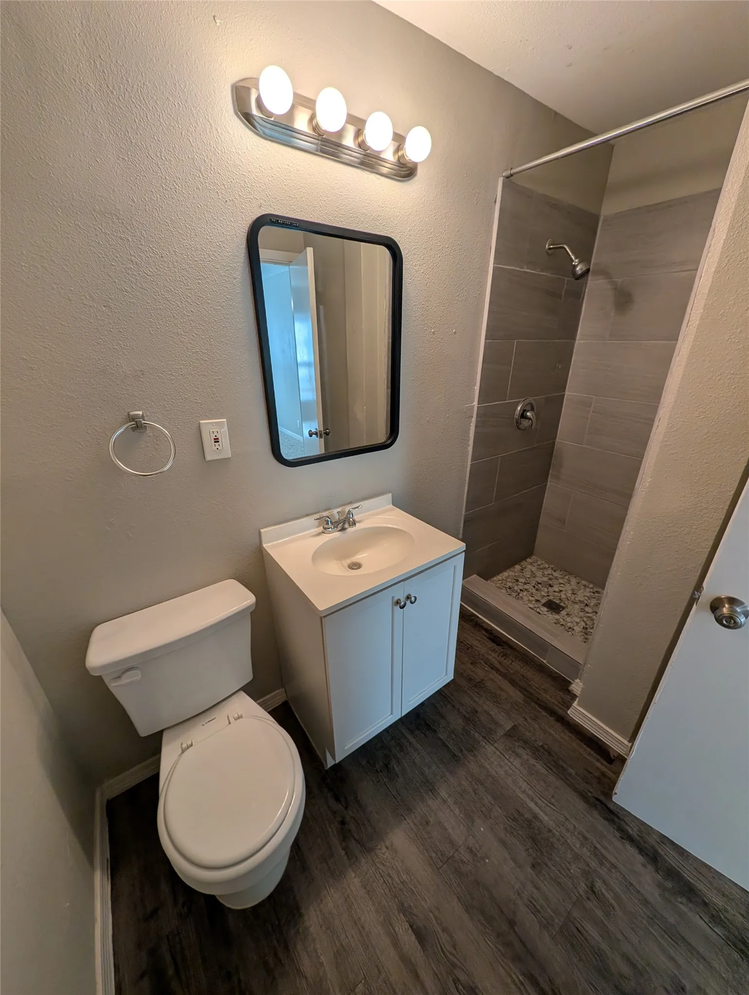 Single Family Residence For Rent in Johnson County , 1007 N Walnut Street, Cleburne, Texas 76033, 3 Bedroom, 2 Bathroom, Garage spaces, 868 Sqft, built in 1950, mls#21395475, Real Estate Agent in Cleburne, Homes For Rent in Johnson county, Homes For Rent in Cleburne, Realtor in Cleburne Texas, Real Estate Brokerage Independent Realty Texas, Luminita Cordes Realtor