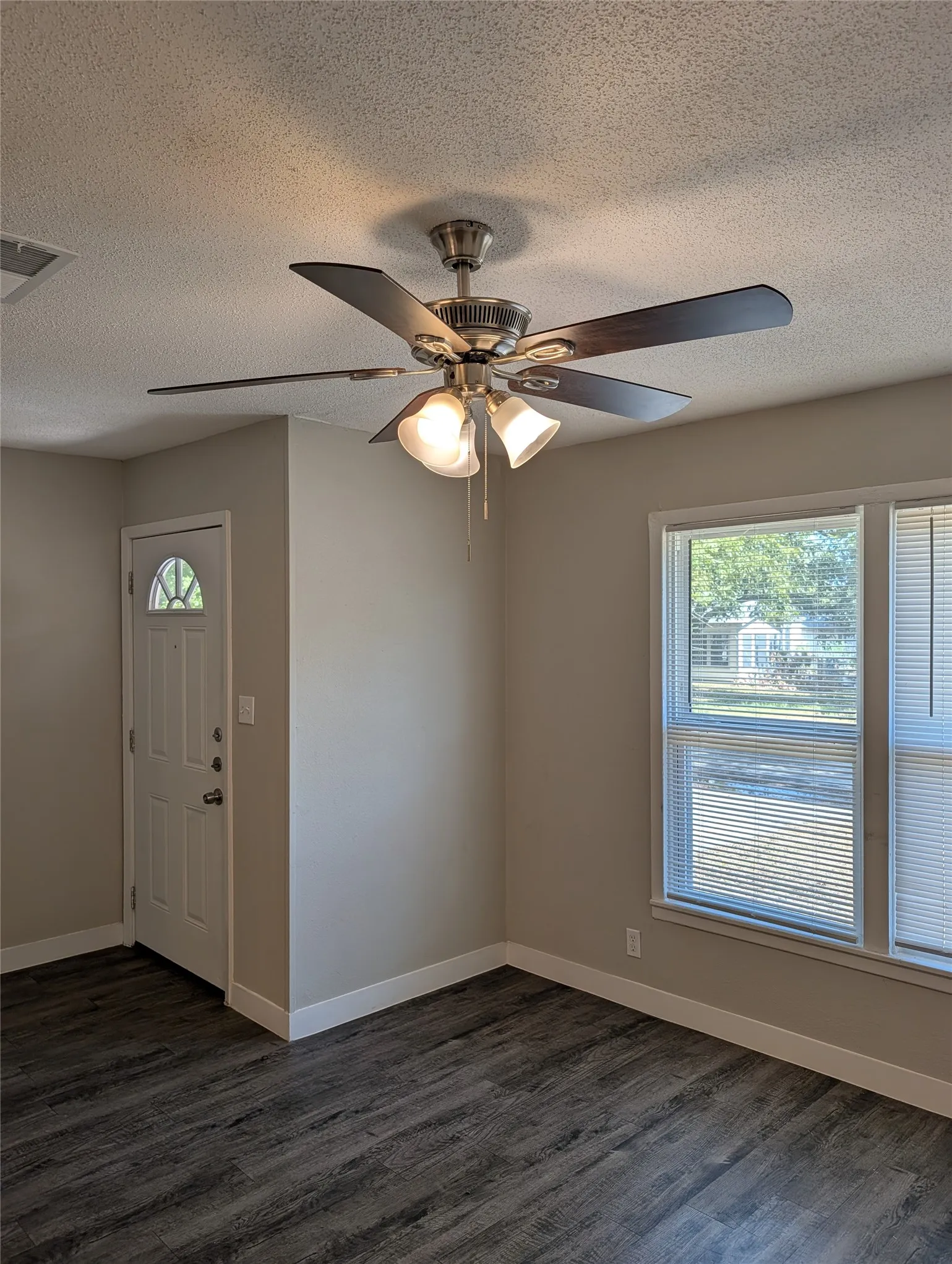 Single Family Residence For Rent in Johnson County , 1007 N Walnut Street, Cleburne, Texas 76033, 3 Bedroom, 2 Bathroom, Garage spaces, 868 Sqft, built in 1950, mls#21395475, Real Estate Agent in Cleburne, Homes For Rent in Johnson county, Homes For Rent in Cleburne, Realtor in Cleburne Texas, Real Estate Brokerage Independent Realty Texas, Luminita Cordes Realtor