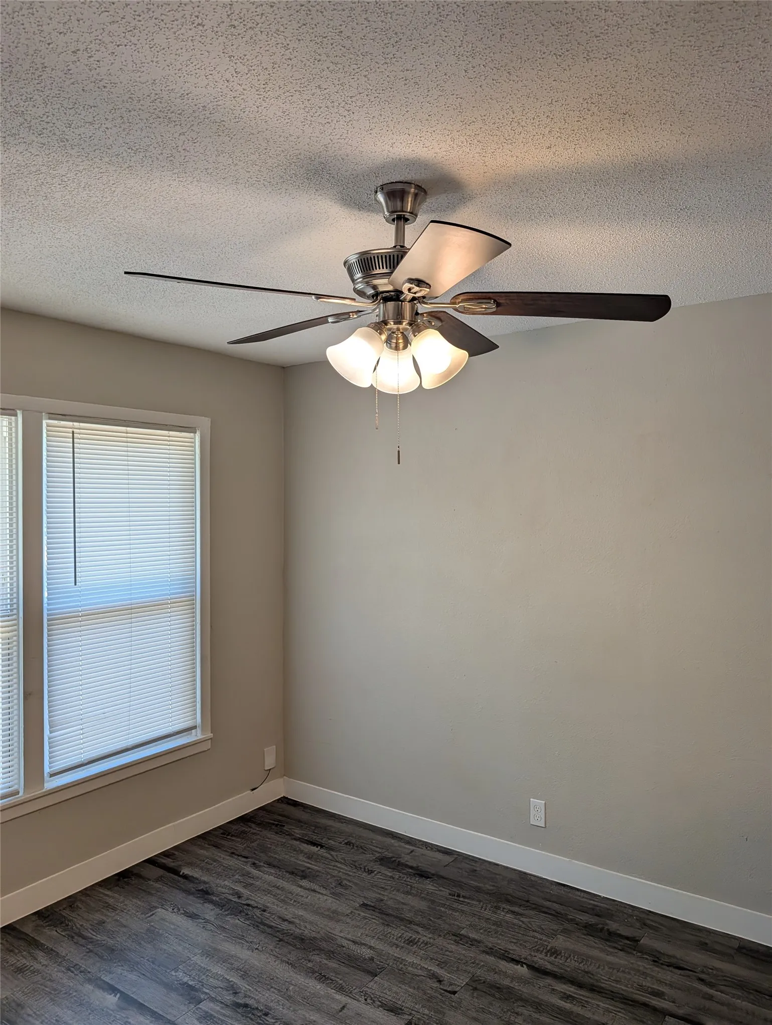 Single Family Residence For Rent in Johnson County , 1007 N Walnut Street, Cleburne, Texas 76033, 3 Bedroom, 2 Bathroom, Garage spaces, 868 Sqft, built in 1950, mls#21395475, Real Estate Agent in Cleburne, Homes For Rent in Johnson county, Homes For Rent in Cleburne, Realtor in Cleburne Texas, Real Estate Brokerage Independent Realty Texas, Luminita Cordes Realtor
