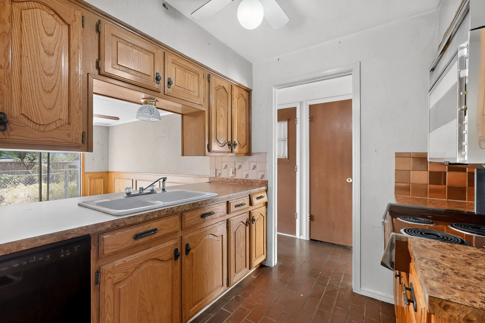 Single Family Residence For Sale in Dallas County , 4638 Colgate Lane, Garland, Texas 75042, 3 Bedroom, 2 Bathroom, 2 Garage spaces, 1,257 Sqft, built in 1964, mls#21394947, Real Estate Agent in Garland, Homes For Sale in Dallas county, Homes For Sale in Garland, Realtor in Garland Texas, Real Estate Brokerage Independent Realty Texas, Luminita Cordes Realtor
