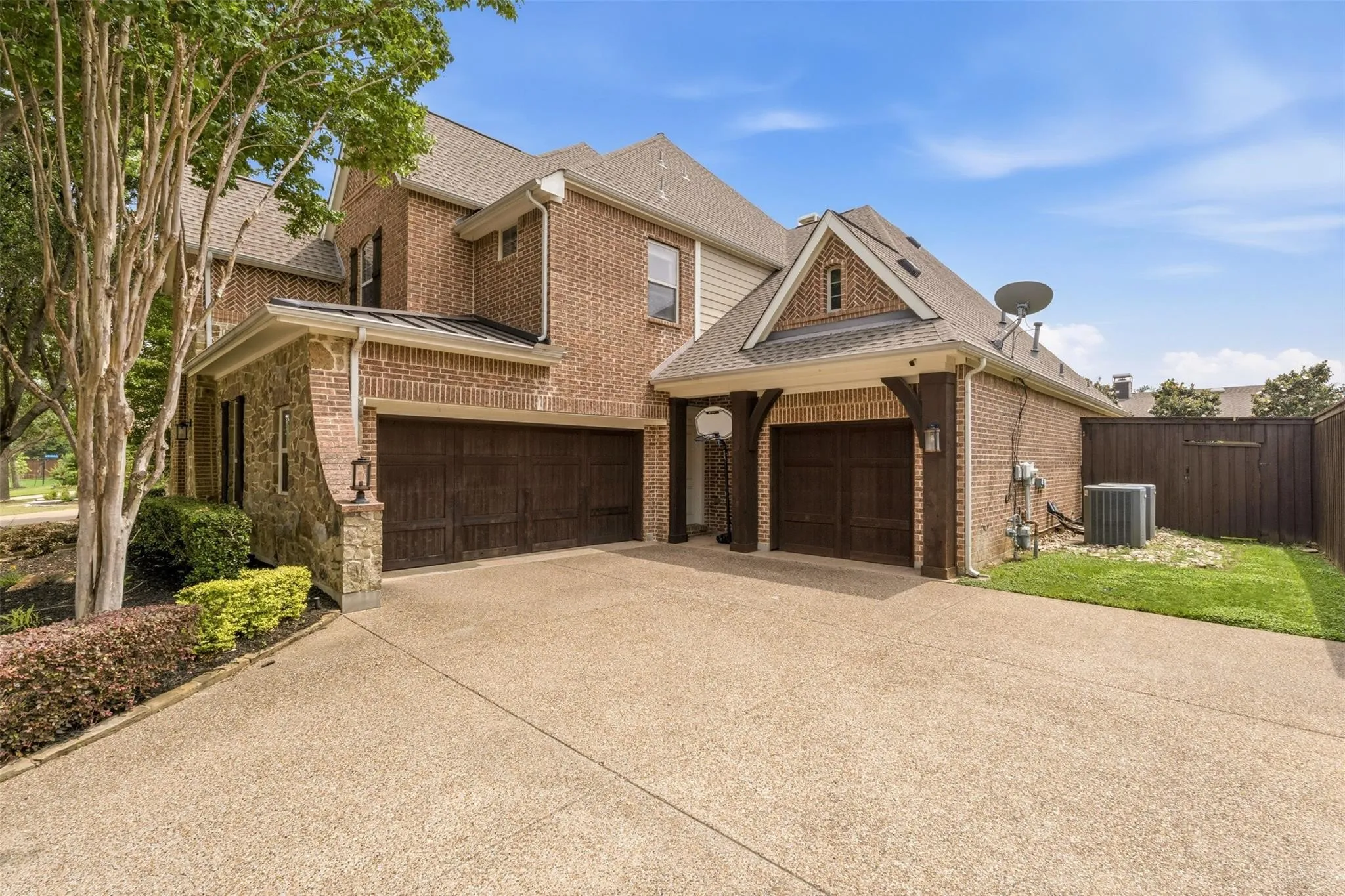 Single Family Residence For Sale in Tarrant County , 1005 High Hawk Trail, Euless, Texas 76039, 5 Bedroom, 4 Bathroom, 3 Garage spaces, 4,167 Sqft, built in 2009, mls#21395386, Real Estate Agent in Euless, Homes For Sale in Tarrant county, Homes For Sale in Euless, Realtor in Euless Texas, Real Estate Brokerage Independent Realty Texas, Luminita Cordes Realtor