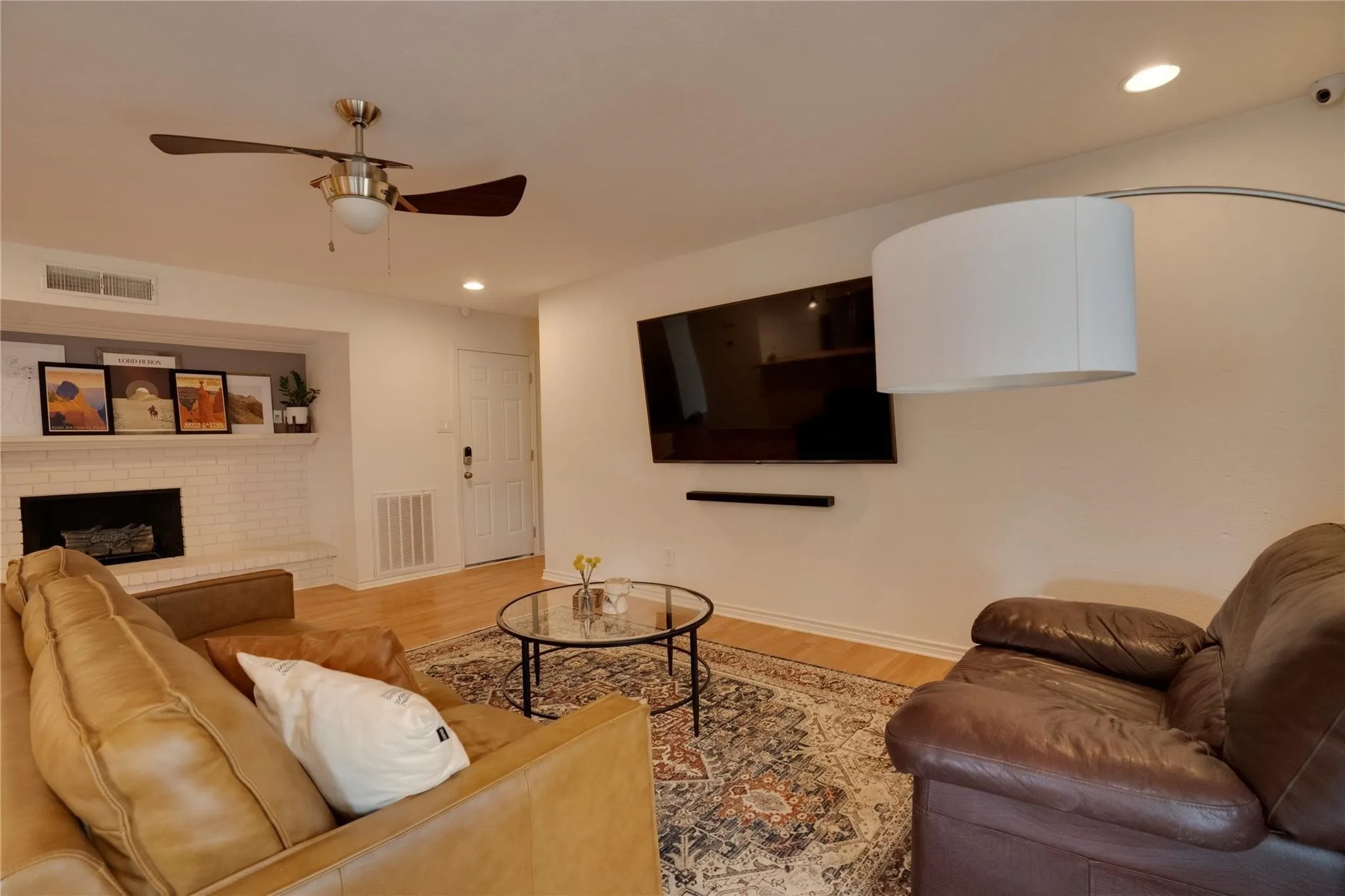 Single Family Residence For Rent in Dallas County , 8515 Londonderry Lane, Dallas, Texas 75228, 3 Bedroom, 2 Bathroom, 2 Garage spaces, 1,732 Sqft, built in 1977, mls#21377892, Real Estate Agent in Dallas, Homes For Rent in Dallas county, Homes For Rent in Dallas, Realtor in Dallas Texas, Real Estate Brokerage Independent Realty Texas, Luminita Cordes Realtor