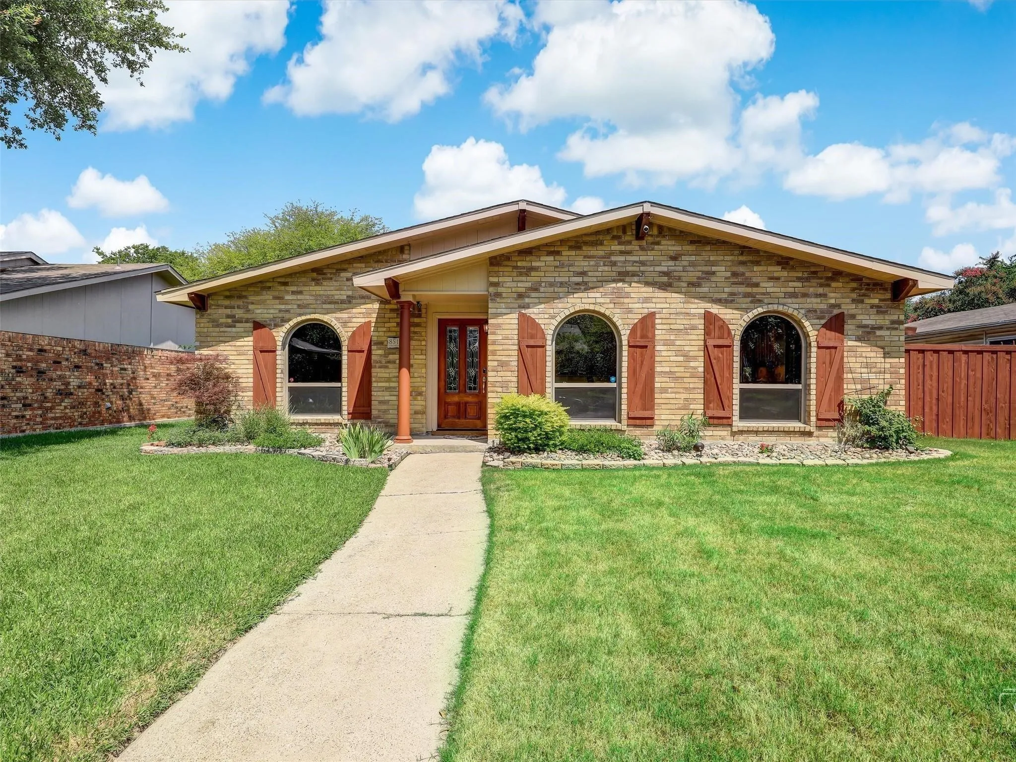 Single Family Residence For Rent in Dallas County , 8515 Londonderry Lane, Dallas, Texas 75228, 3 Bedroom, 2 Bathroom, 2 Garage spaces, 1,732 Sqft, built in 1977, mls#21377892, Real Estate Agent in Dallas, Homes For Rent in Dallas county, Homes For Rent in Dallas, Realtor in Dallas Texas, Real Estate Brokerage Independent Realty Texas, Luminita Cordes Realtor