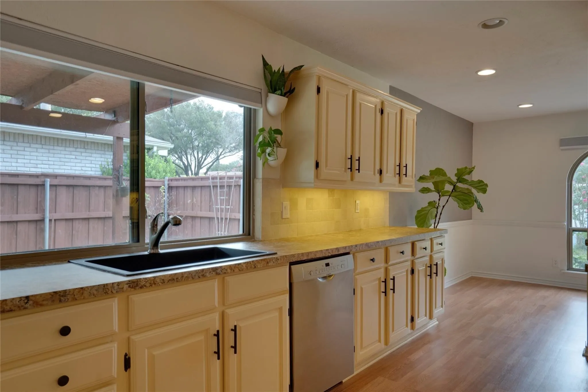Single Family Residence For Rent in Dallas County , 8515 Londonderry Lane, Dallas, Texas 75228, 3 Bedroom, 2 Bathroom, 2 Garage spaces, 1,732 Sqft, built in 1977, mls#21377892, Real Estate Agent in Dallas, Homes For Rent in Dallas county, Homes For Rent in Dallas, Realtor in Dallas Texas, Real Estate Brokerage Independent Realty Texas, Luminita Cordes Realtor