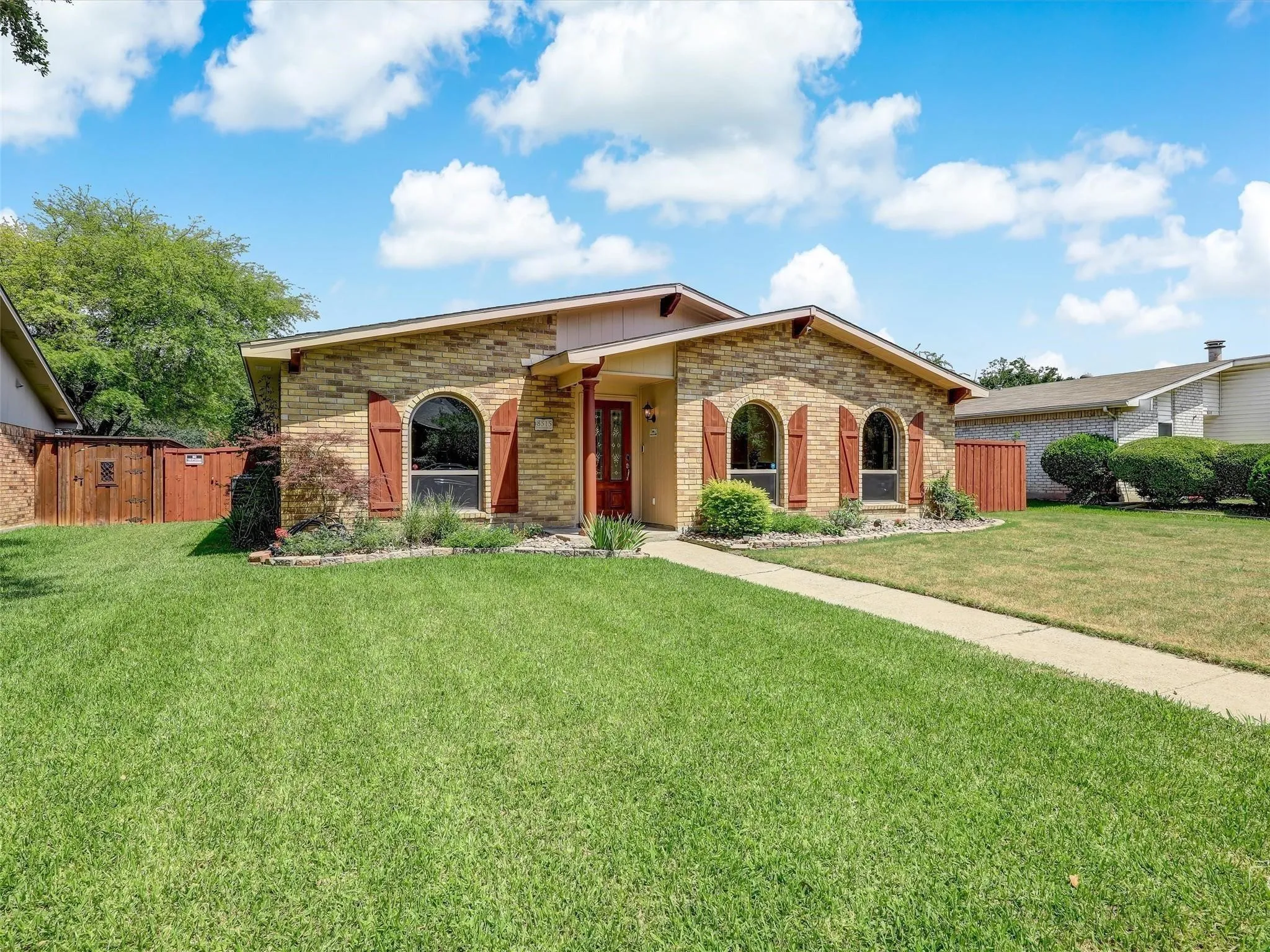 Single Family Residence For Rent in Dallas County , 8515 Londonderry Lane, Dallas, Texas 75228, 3 Bedroom, 2 Bathroom, 2 Garage spaces, 1,732 Sqft, built in 1977, mls#21377892, Real Estate Agent in Dallas, Homes For Rent in Dallas county, Homes For Rent in Dallas, Realtor in Dallas Texas, Real Estate Brokerage Independent Realty Texas, Luminita Cordes Realtor