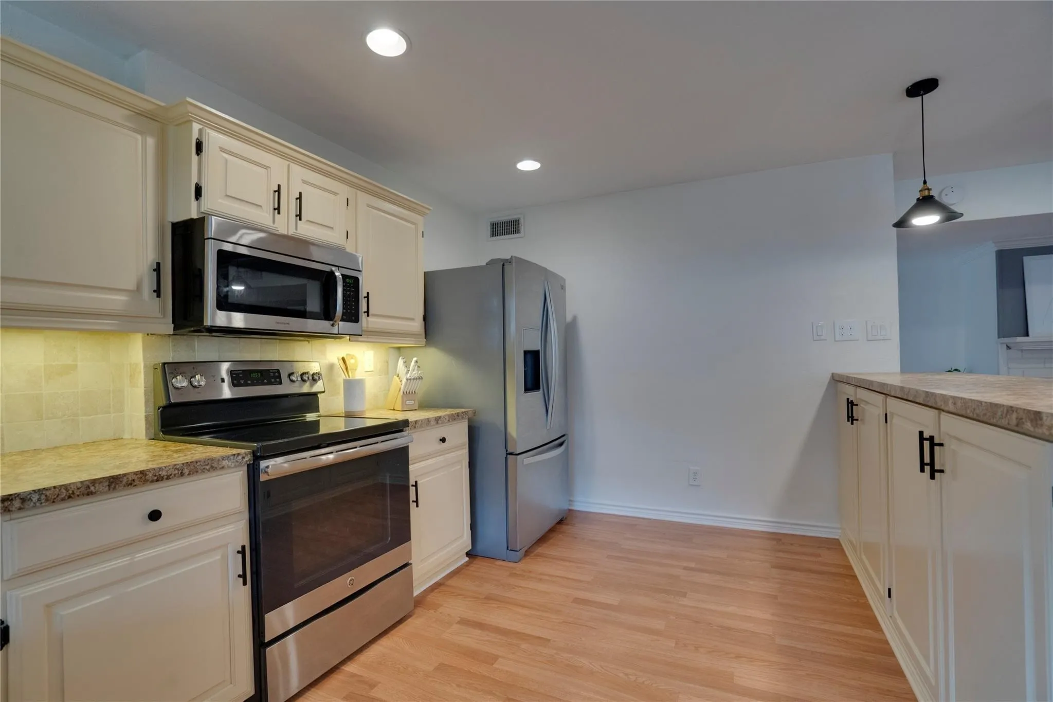 Single Family Residence For Rent in Dallas County , 8515 Londonderry Lane, Dallas, Texas 75228, 3 Bedroom, 2 Bathroom, 2 Garage spaces, 1,732 Sqft, built in 1977, mls#21377892, Real Estate Agent in Dallas, Homes For Rent in Dallas county, Homes For Rent in Dallas, Realtor in Dallas Texas, Real Estate Brokerage Independent Realty Texas, Luminita Cordes Realtor